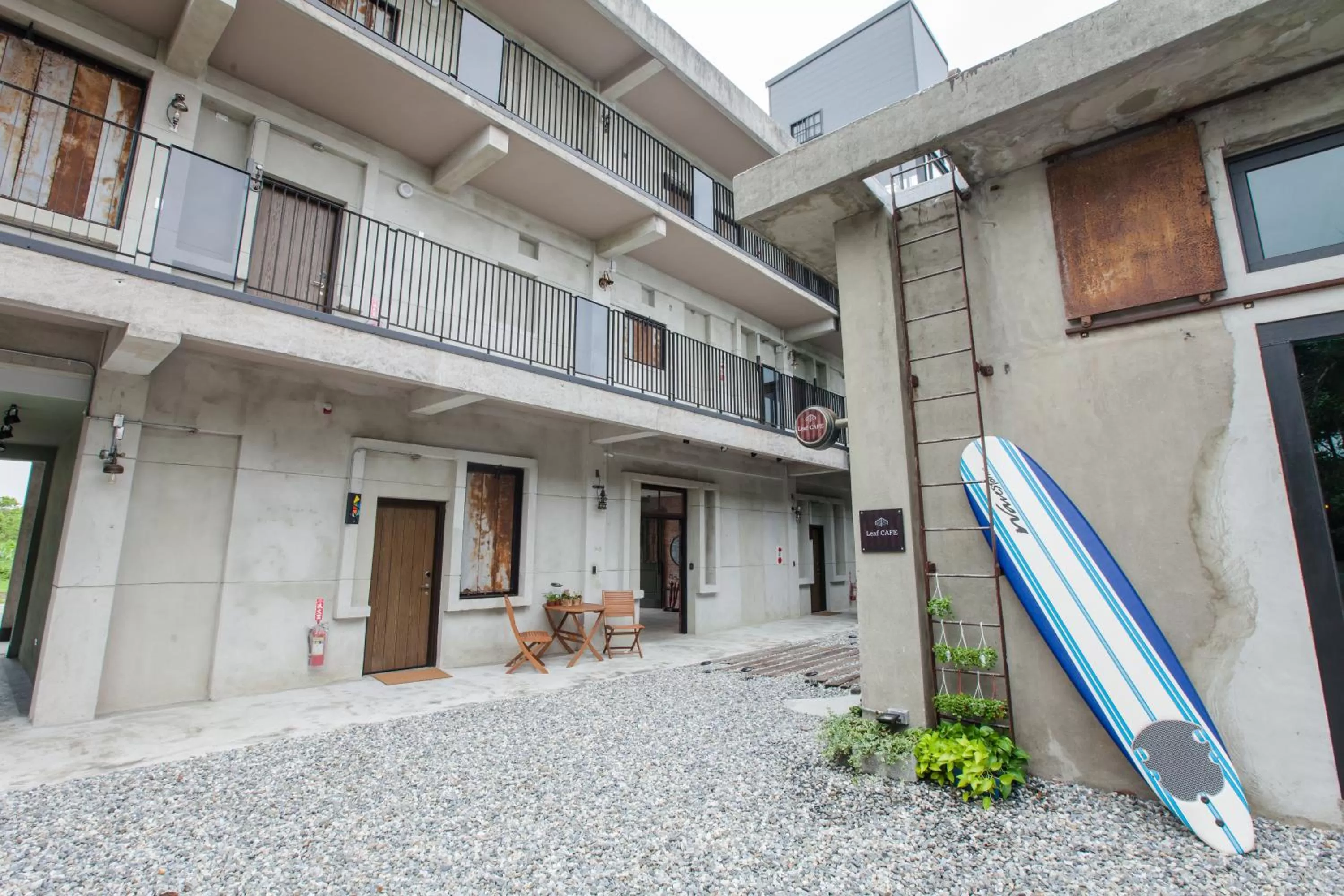 Facade/entrance in The Leaf Inn