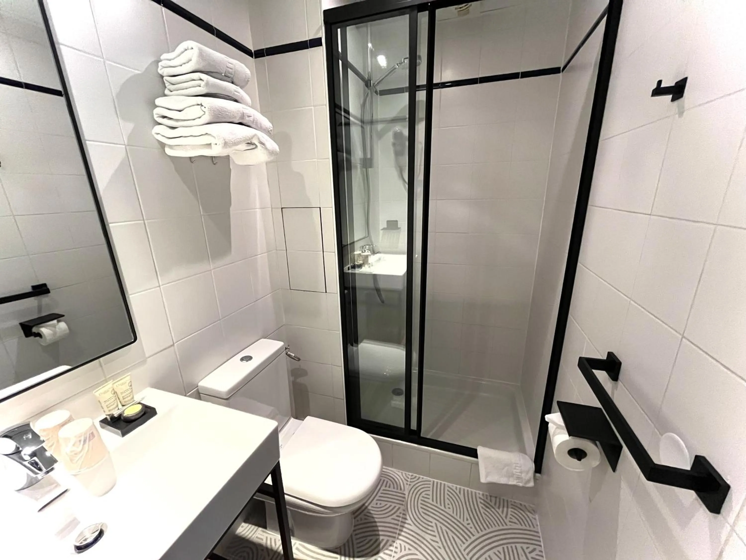 Bathroom in Montparnasse Daguerre