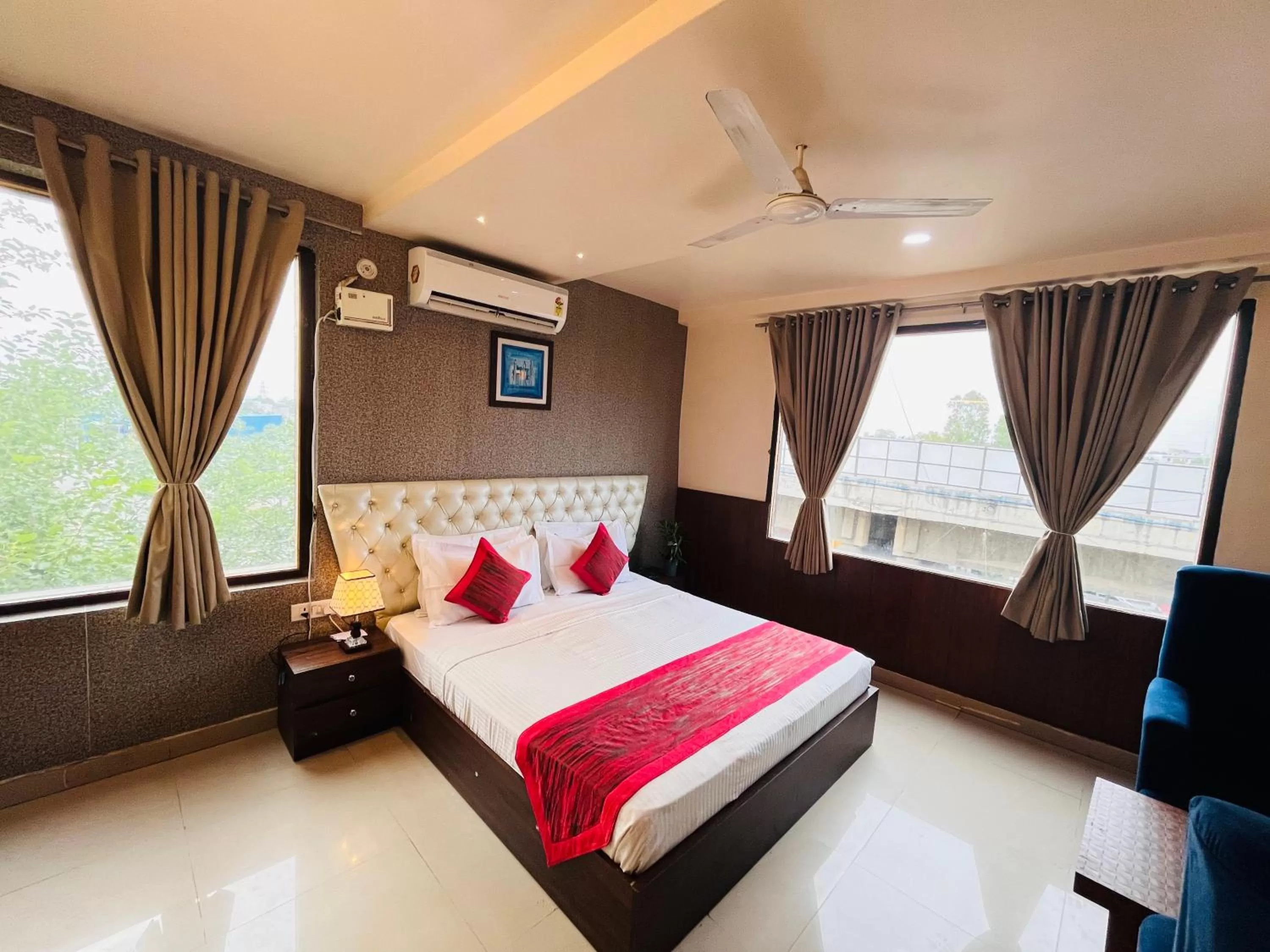 Bed in Hotel The Leaf - Gomti Nagar Lucknow
