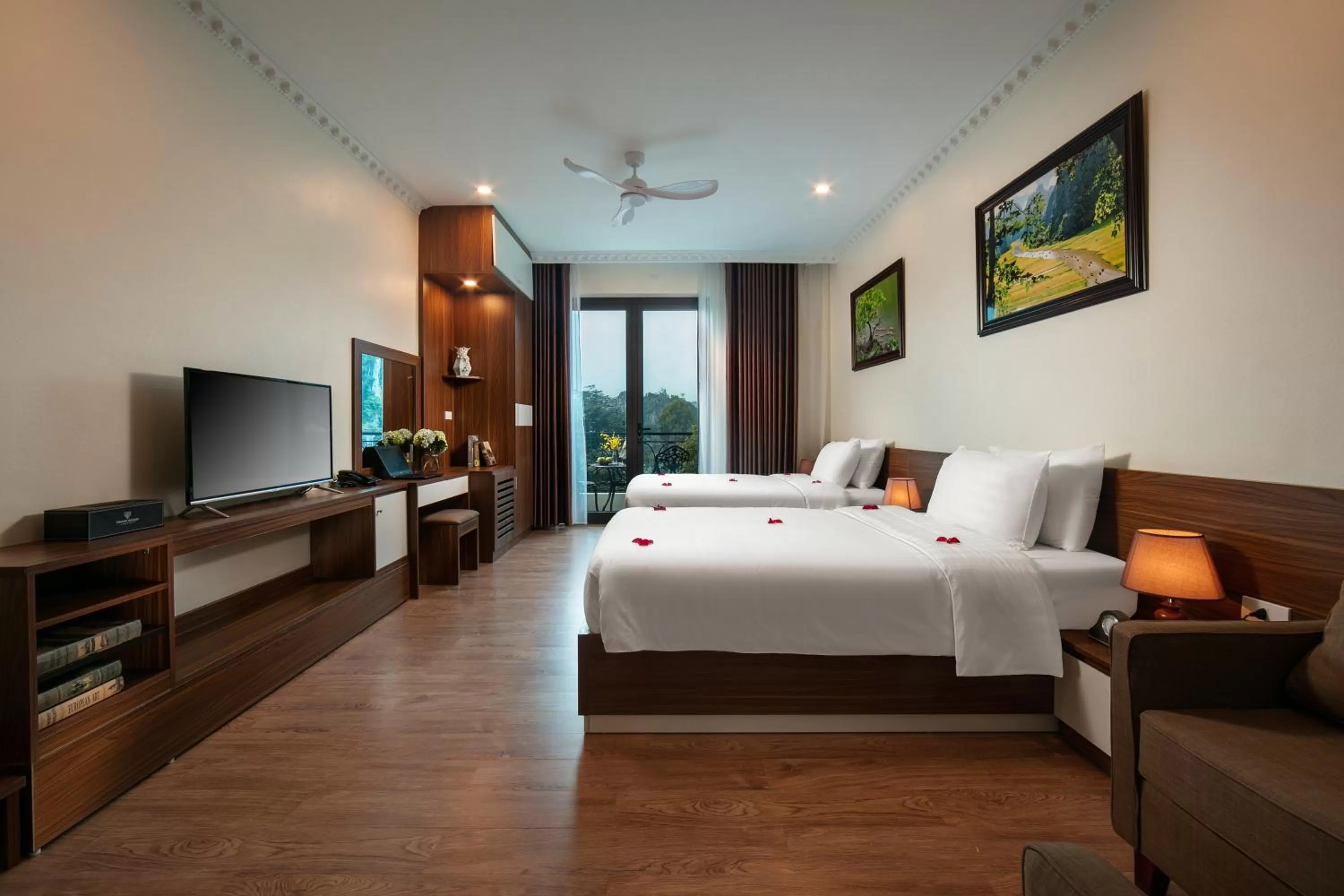 Photo of the whole room, Bed in Tam Coc Holiday Hotel & Villa