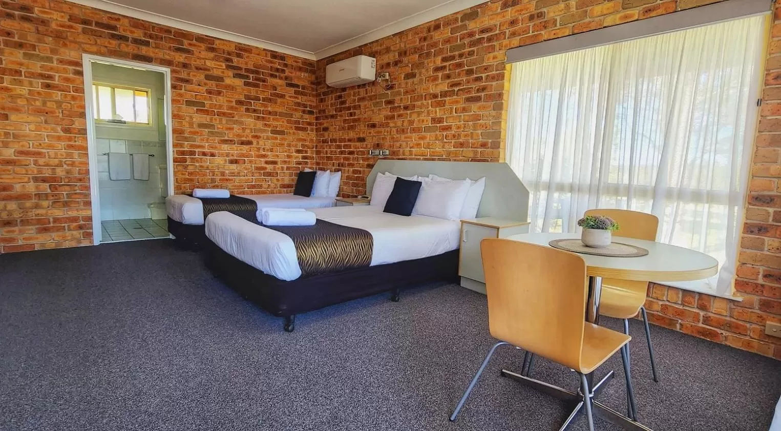 Bed in Golf Club Motor Inn Wingham