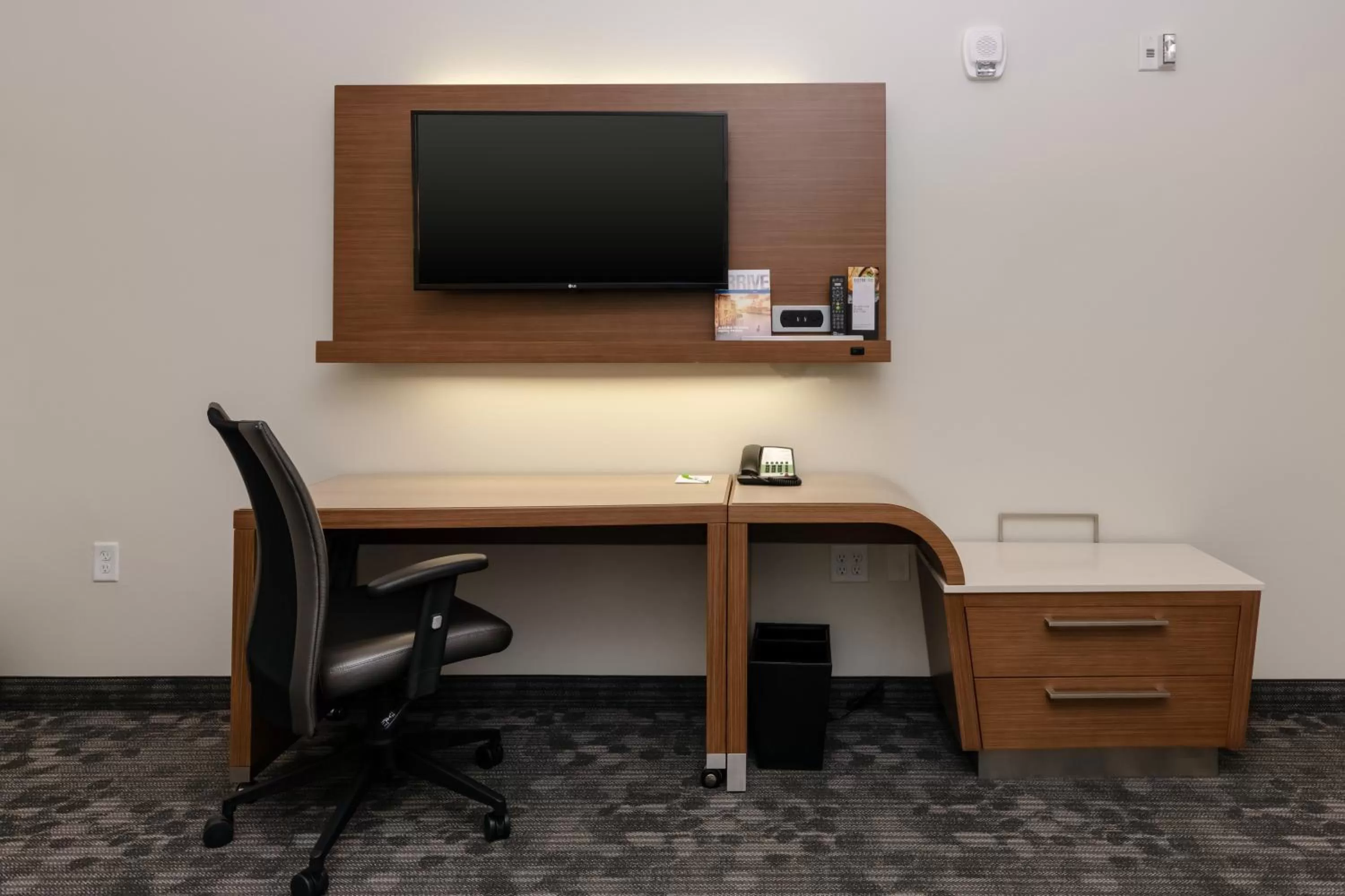 Bedroom in Courtyard by Marriott Savannah Airport