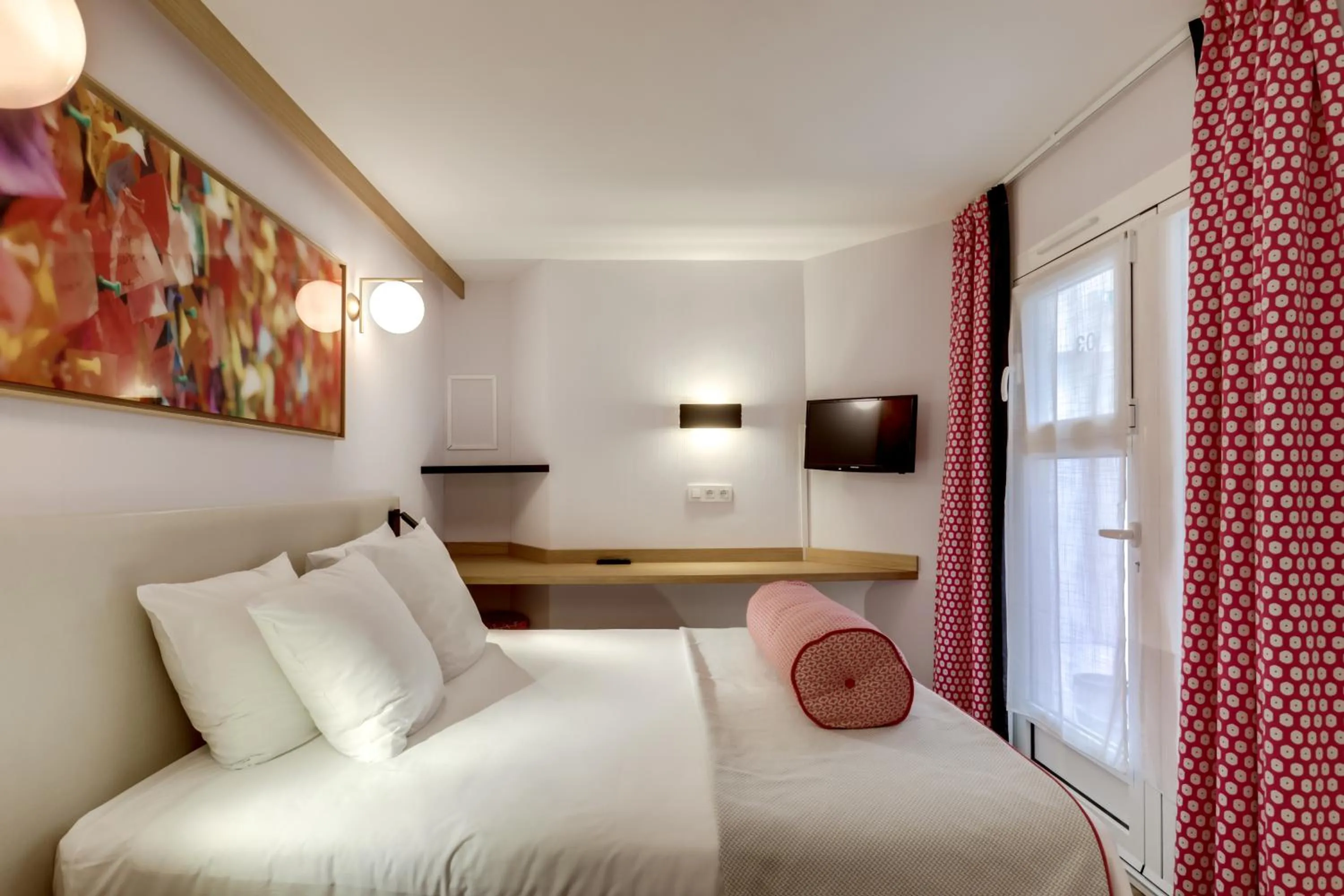 Photo of the whole room, Bed in Hôtel Alexandrine Opera