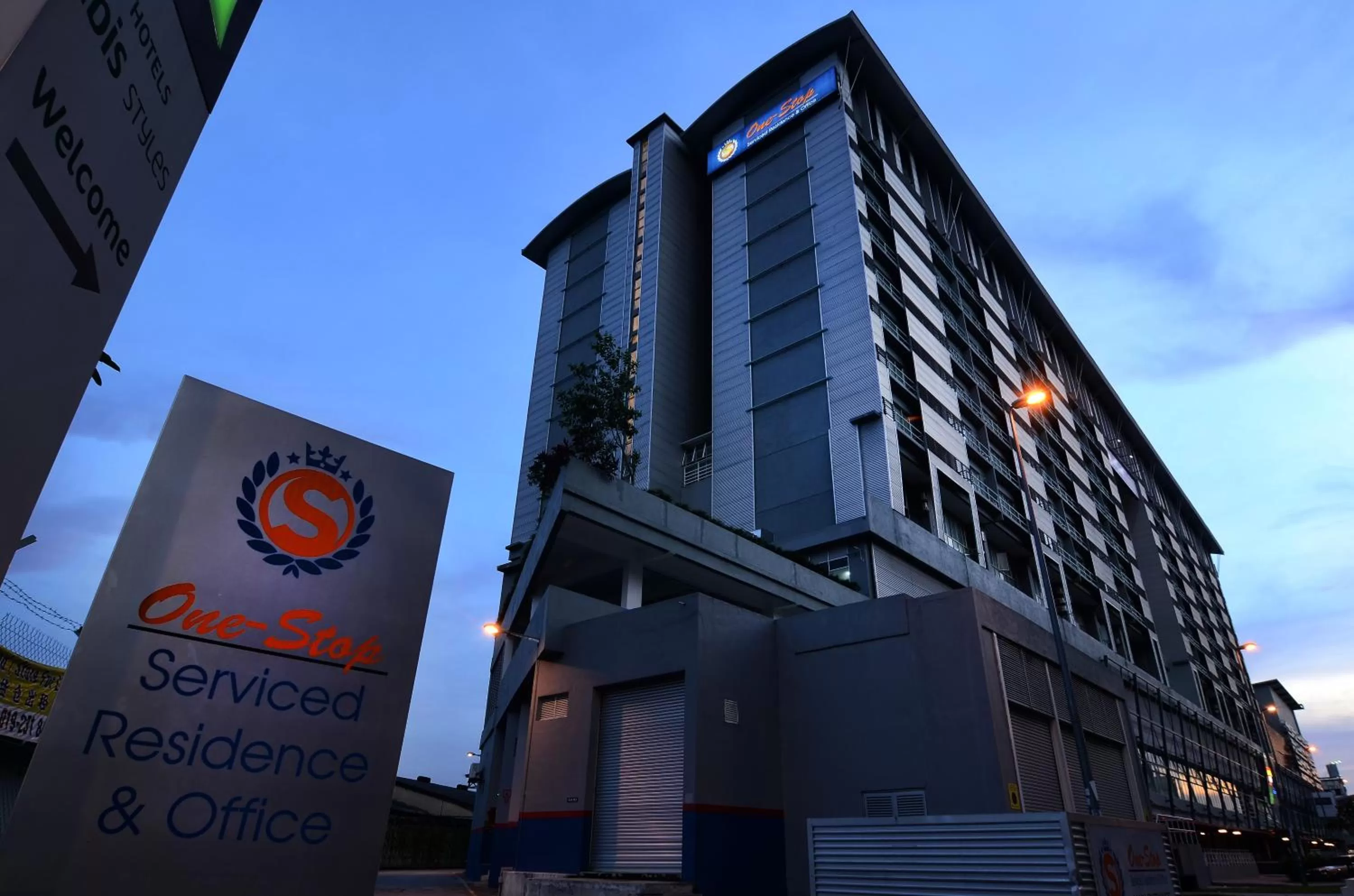 Facade/entrance in One-Stop Residence & Hotel