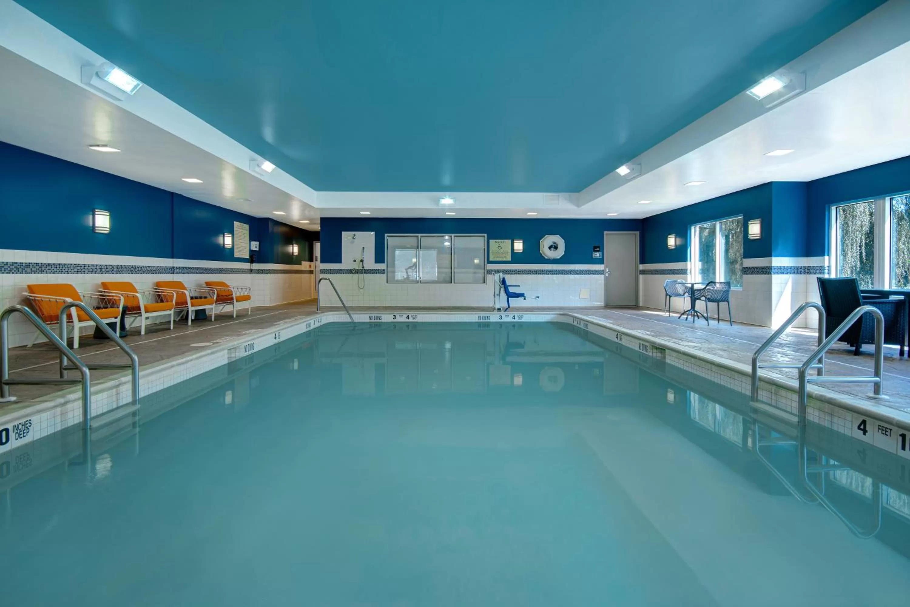 Swimming pool in Hampton Inn & Suites Yonkers