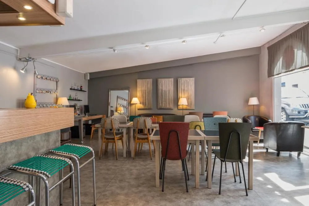 Communal lounge/ TV room in Hôtel Edmond Rostand