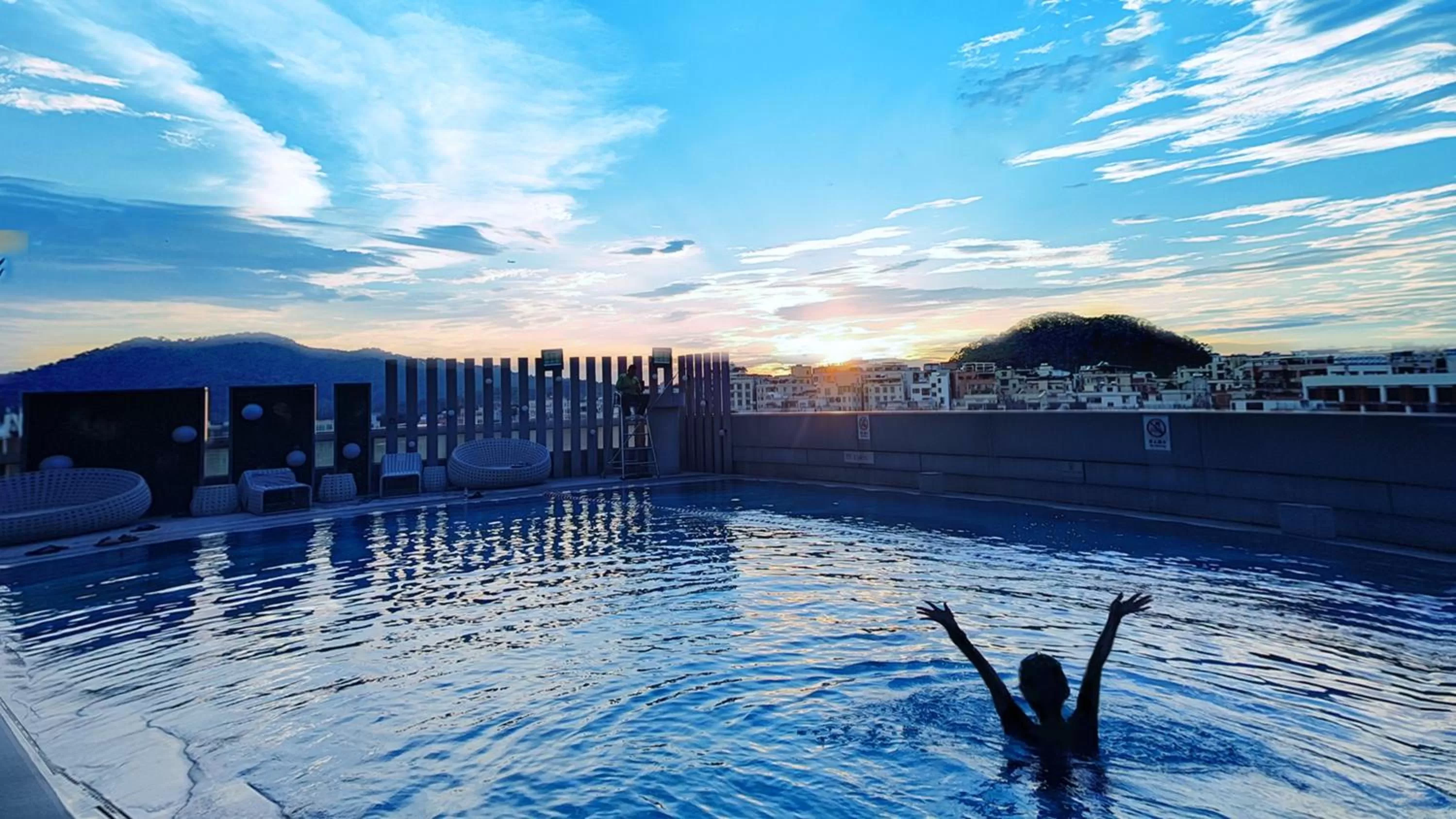 Swimming pool in Holiday Inn Guangzhou South Lake-an lHG Hotel