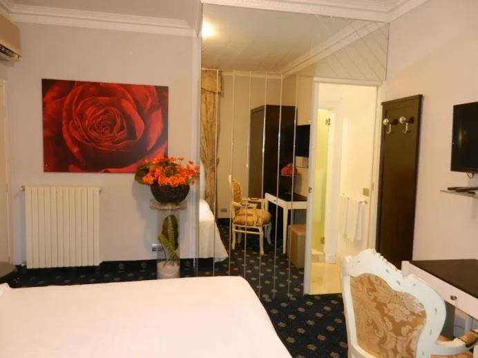 Bathroom, Bed in Sangallo Hotel