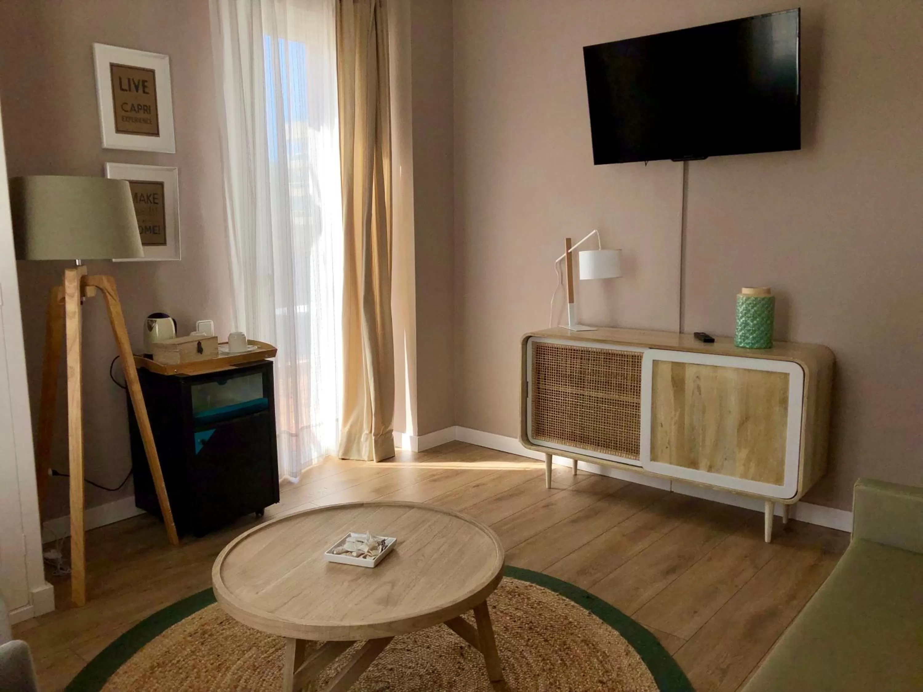 TV and multimedia, TV/Entertainment Center in Hotel Capri