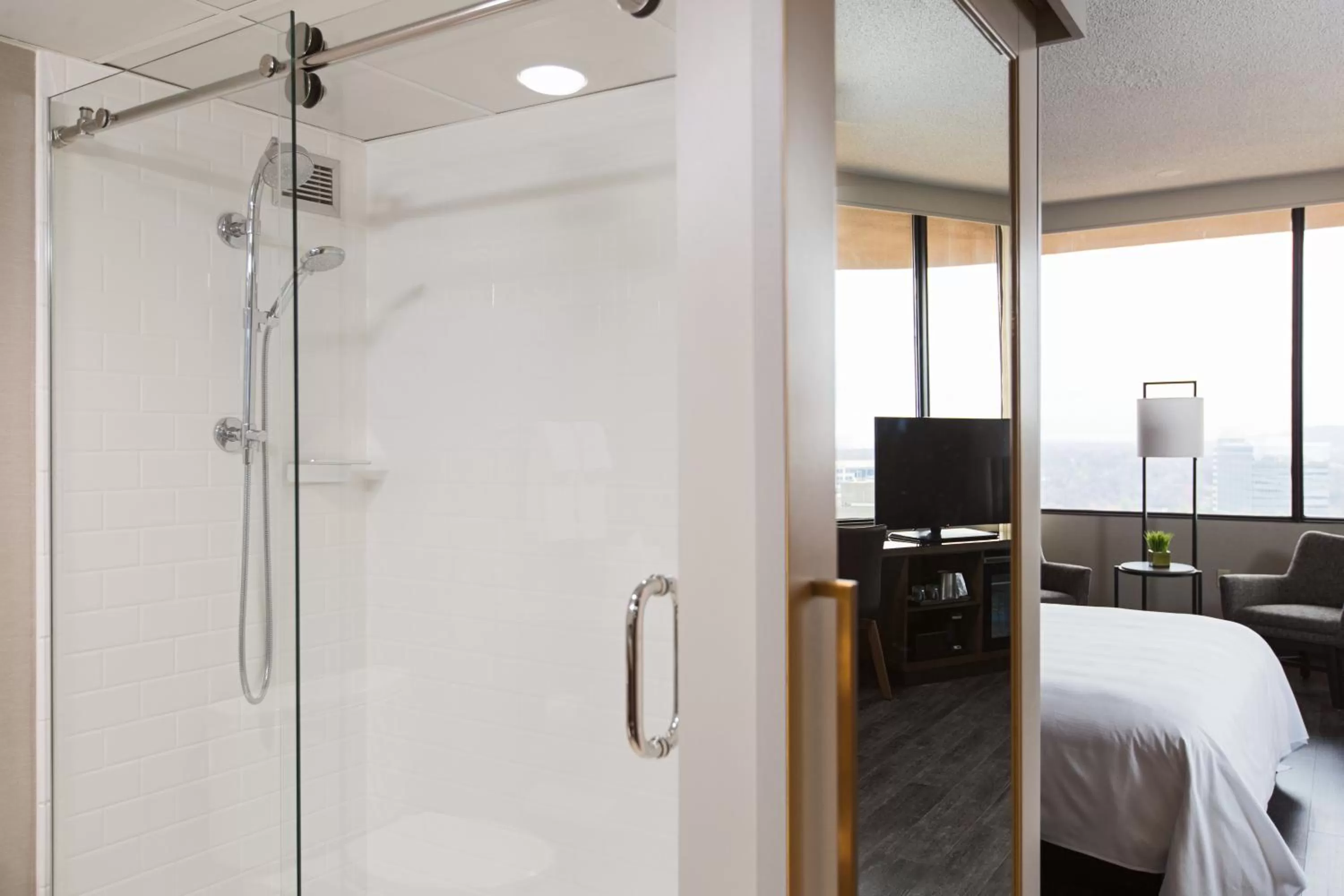 Shower, Bed in Sonesta Nashville Airport