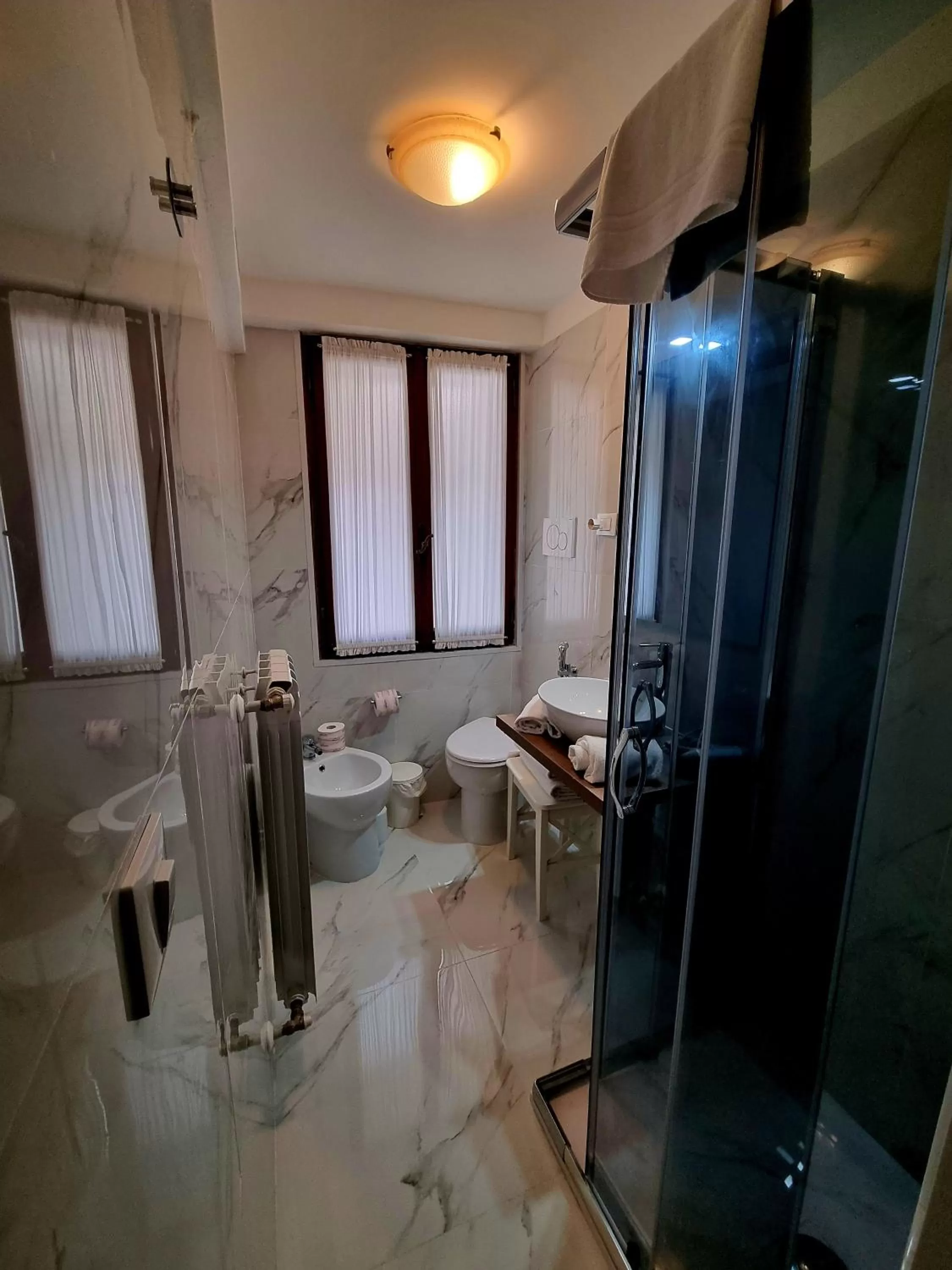 Bathroom in Albergo Casa Peron