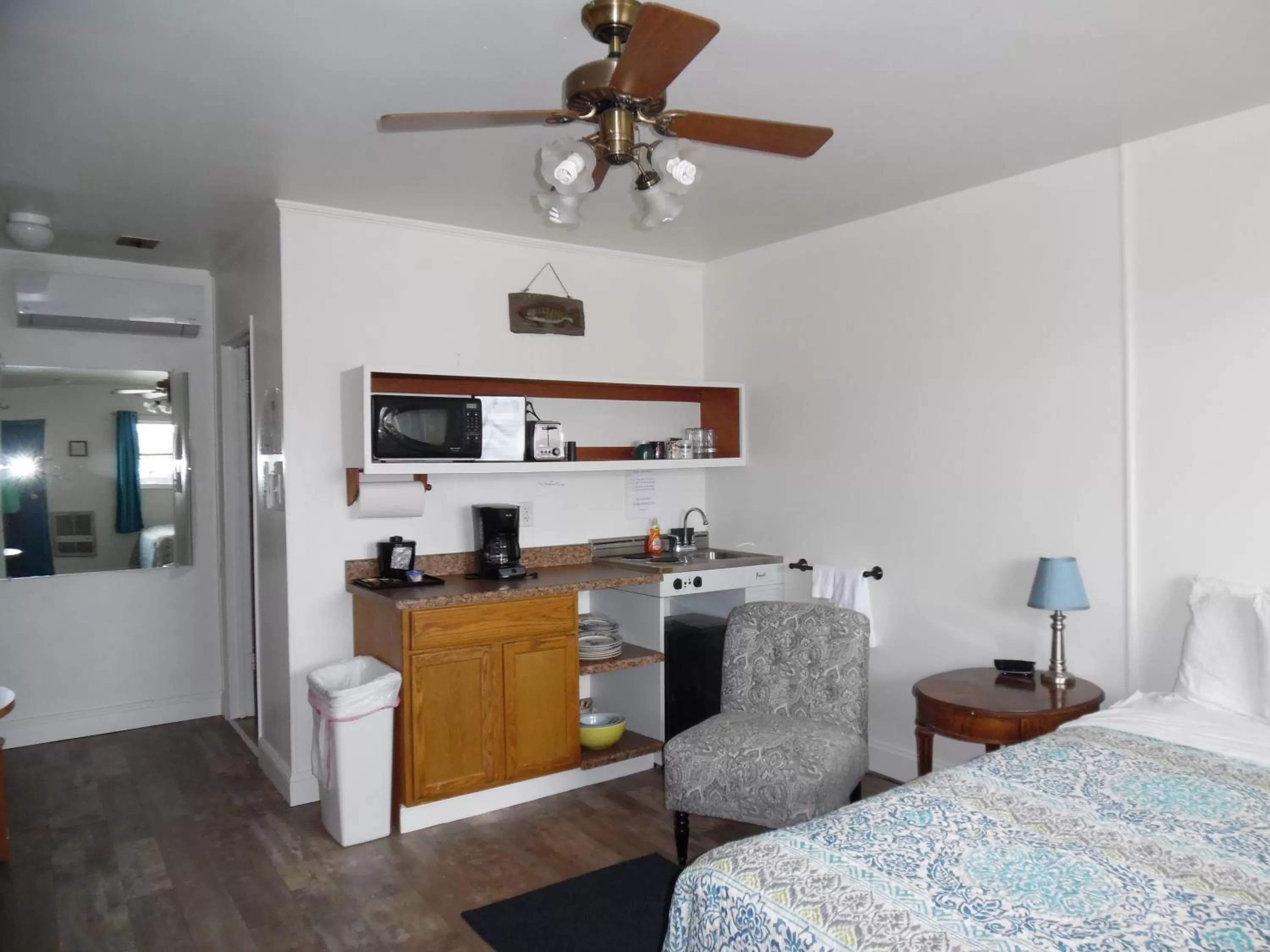 Kitchen or kitchenette, Bed in Wachapreague Inn - Motel Rooms
