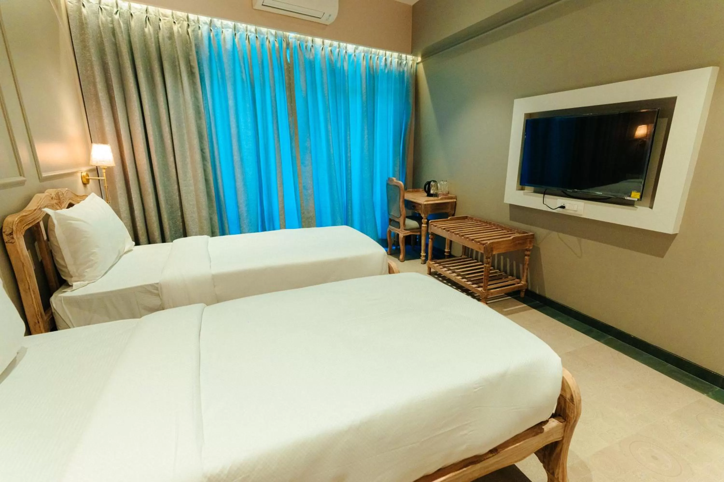 TV and multimedia, Bed in Arnna Hotel- Goregaon East