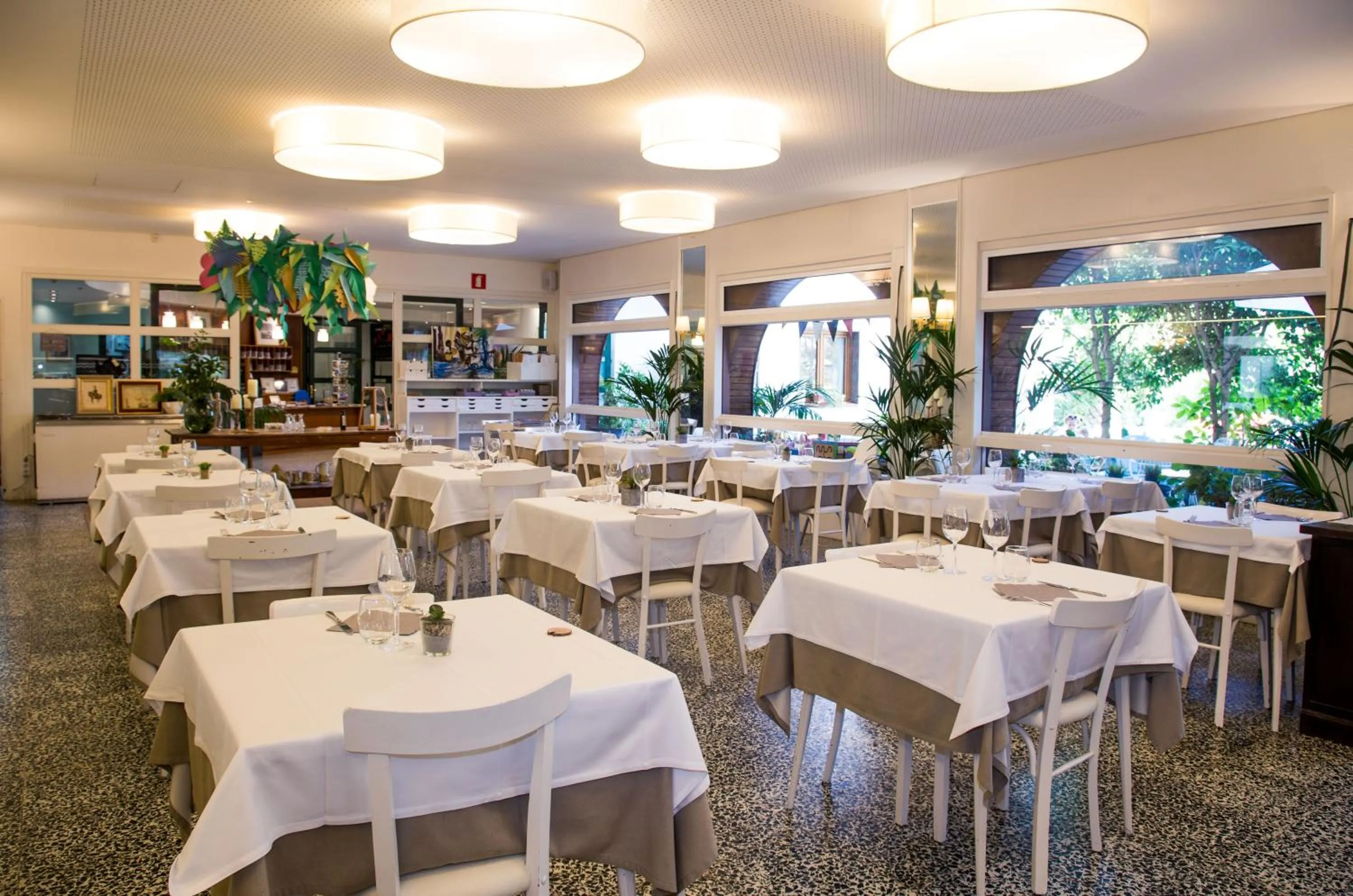 Restaurant/places to eat in Hotel Bell Repos