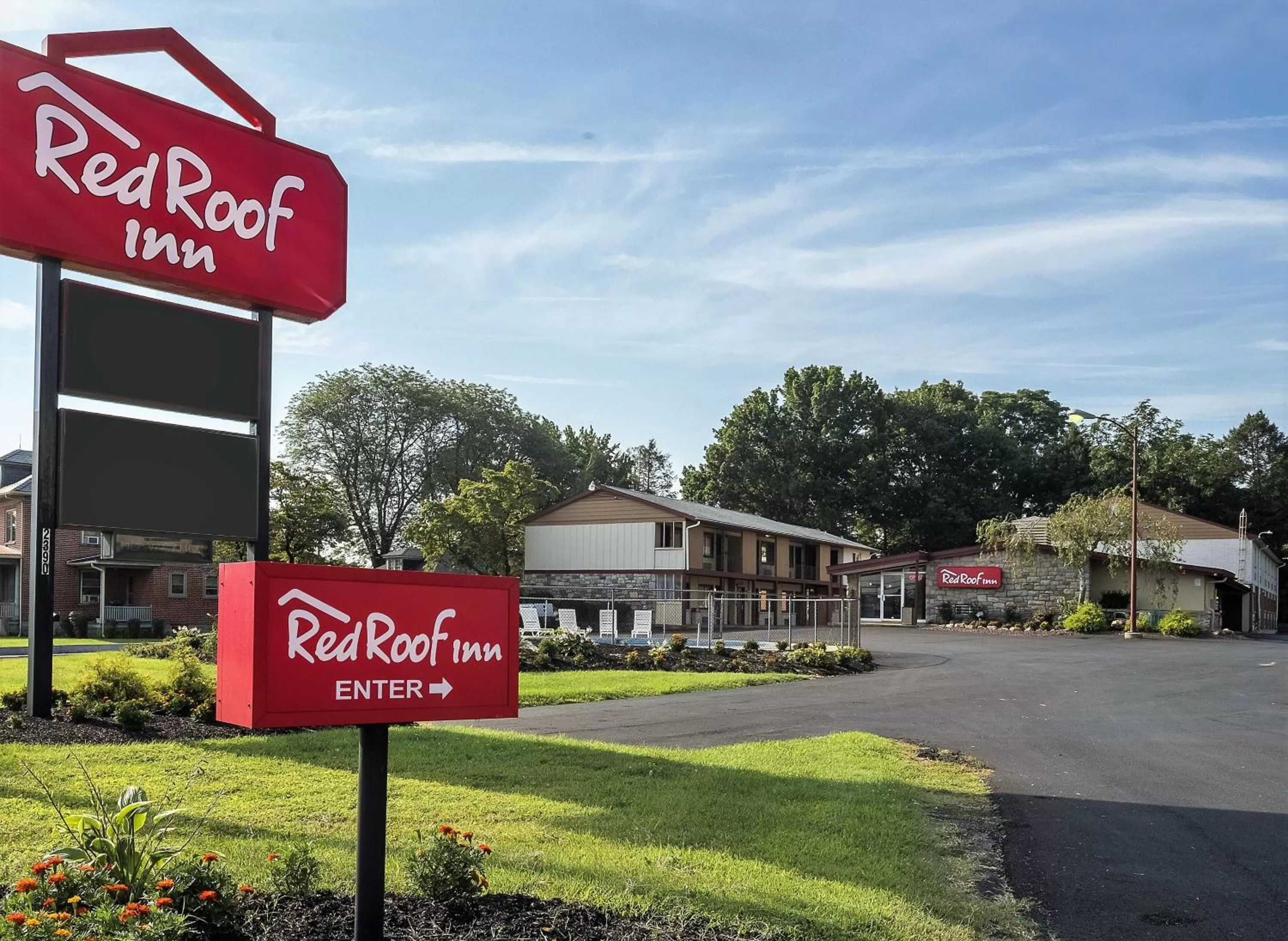 Property building in Red Roof Inn Lancaster Strasburg