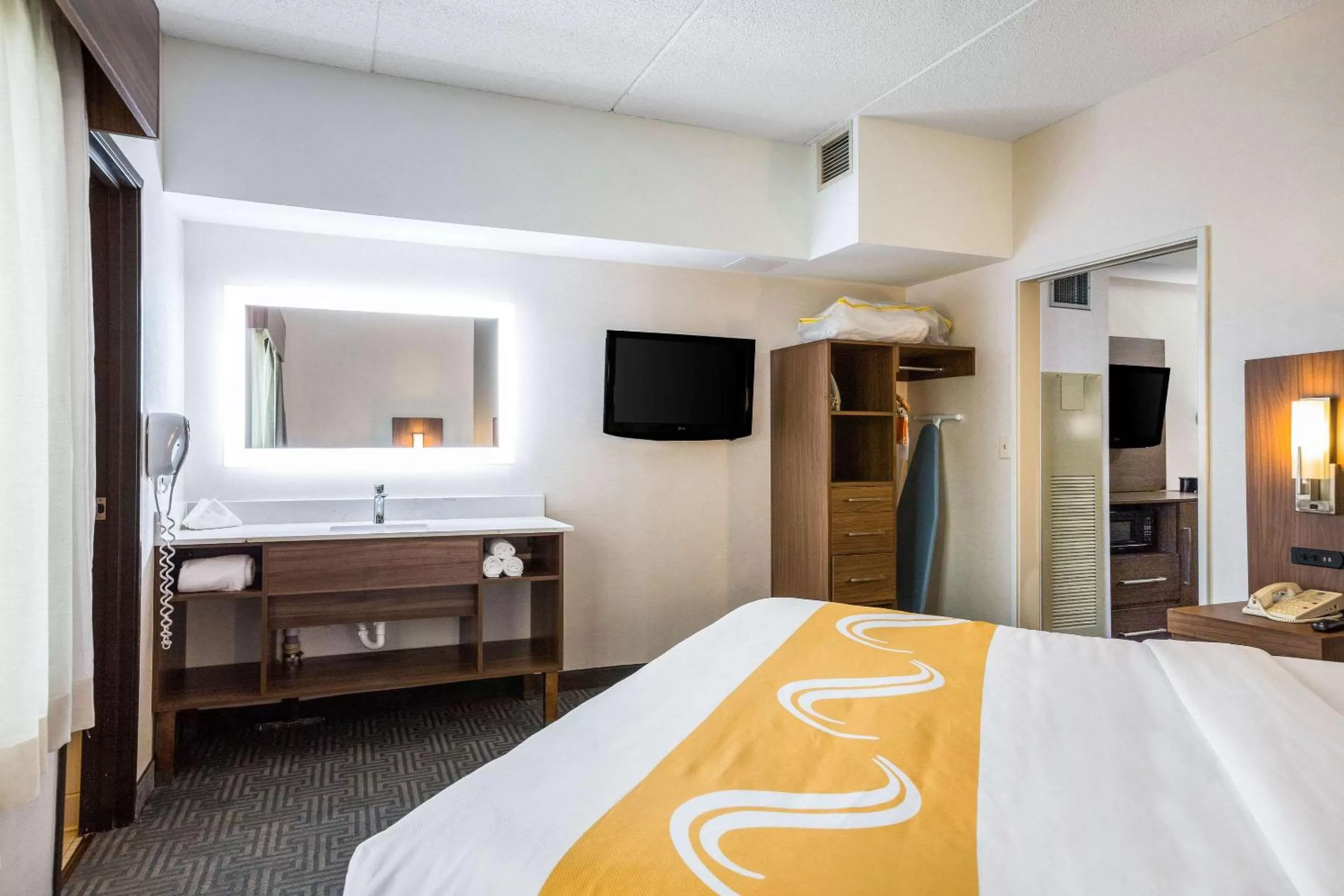 Bedroom, Bed in Quality Suites Lansing West