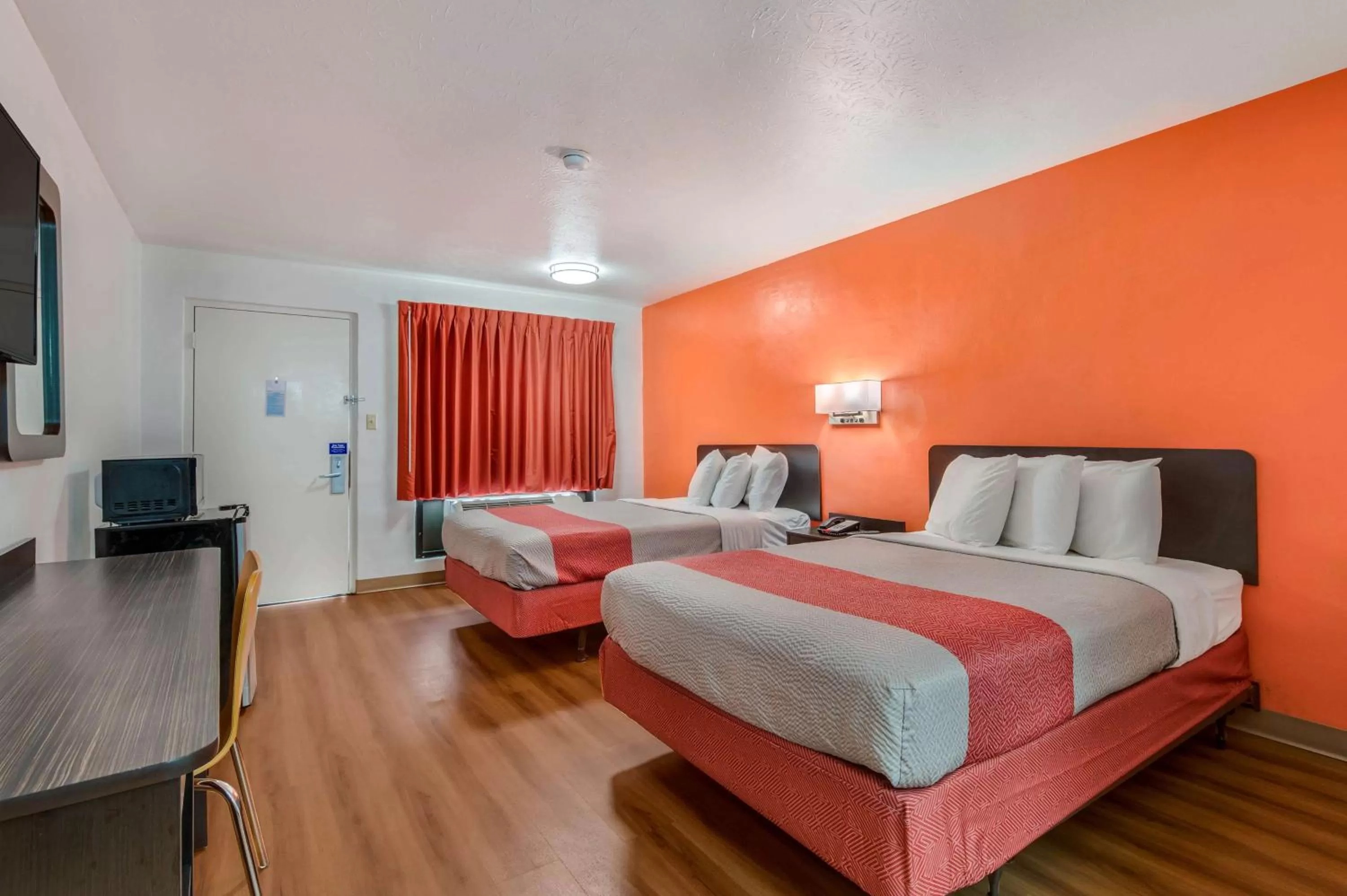 TV and multimedia, Bed in Motel 6-Attalla, AL