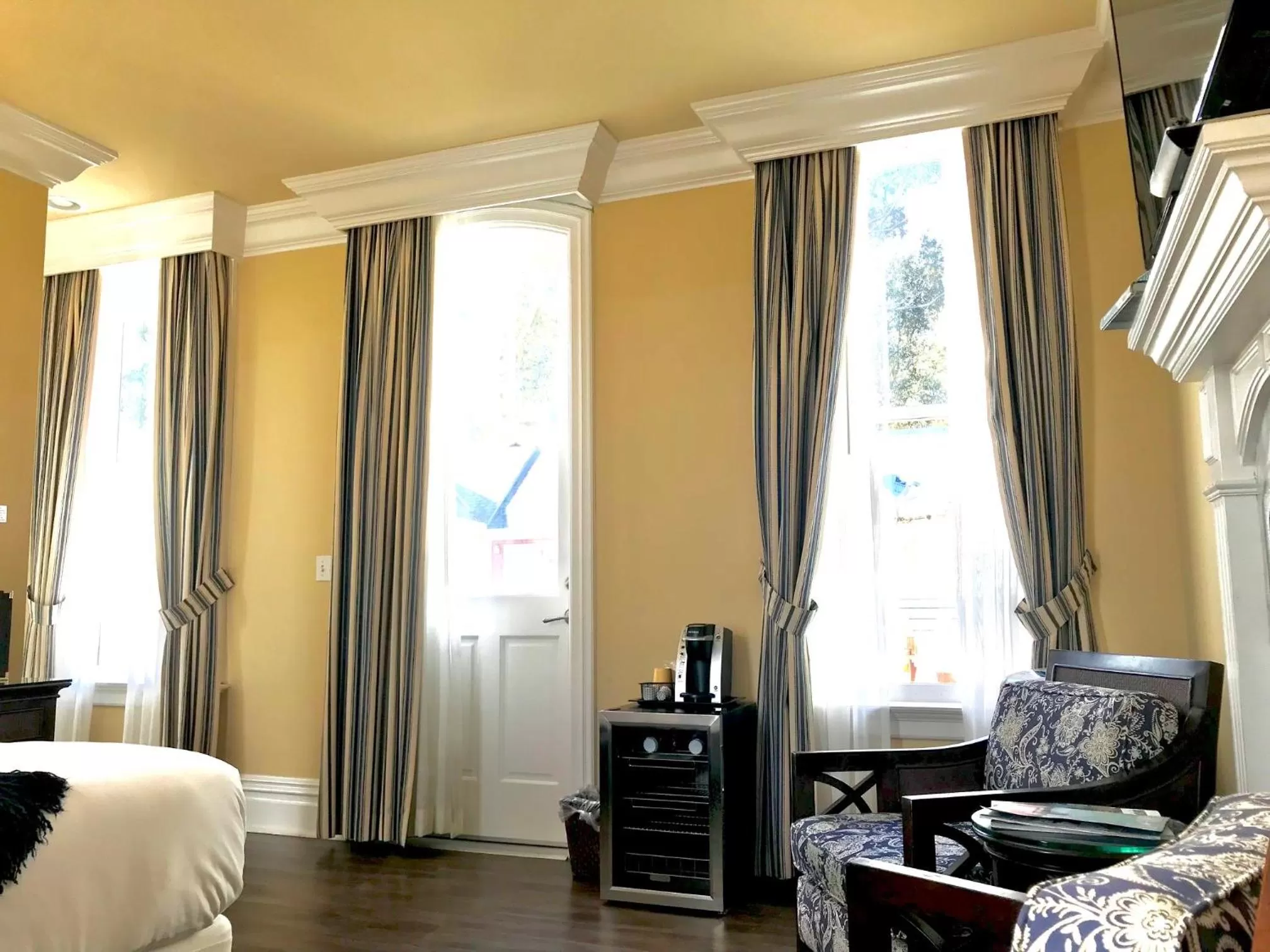 Seating area in West Cliff Inn, A Four Sisters Inn