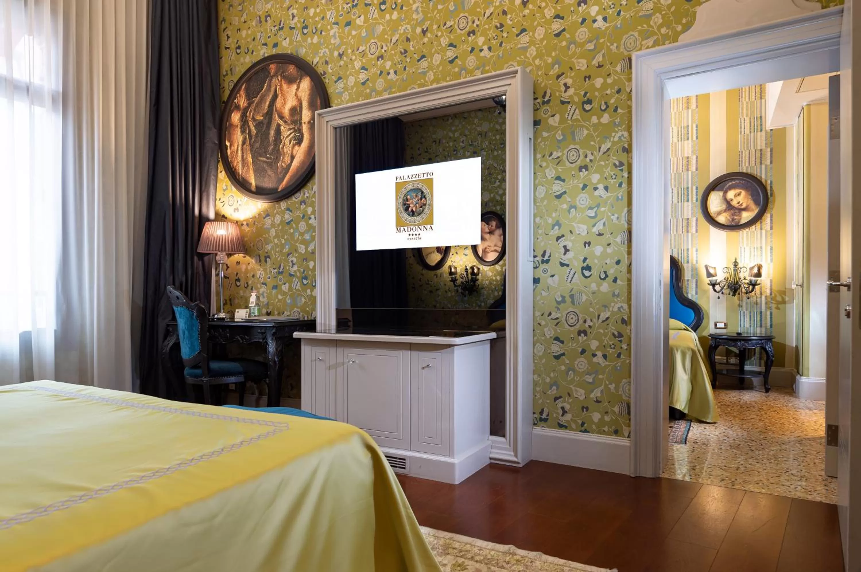 TV and multimedia, Bed in Hotel Palazzetto Madonna