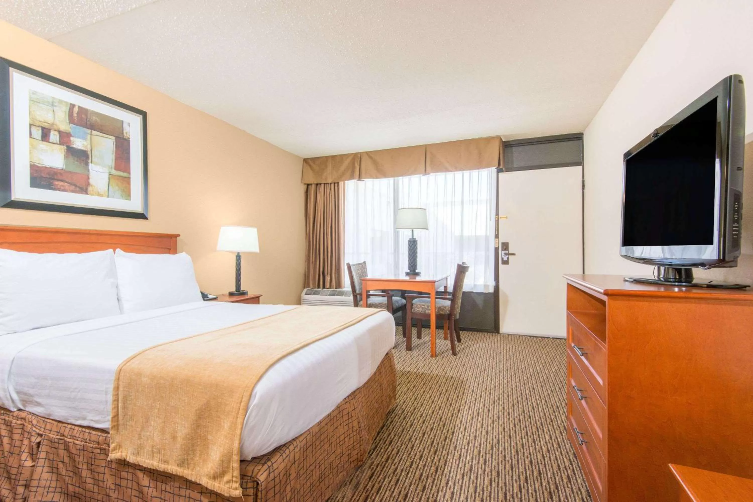 Photo of the whole room in Days Inn by Wyndham Altus