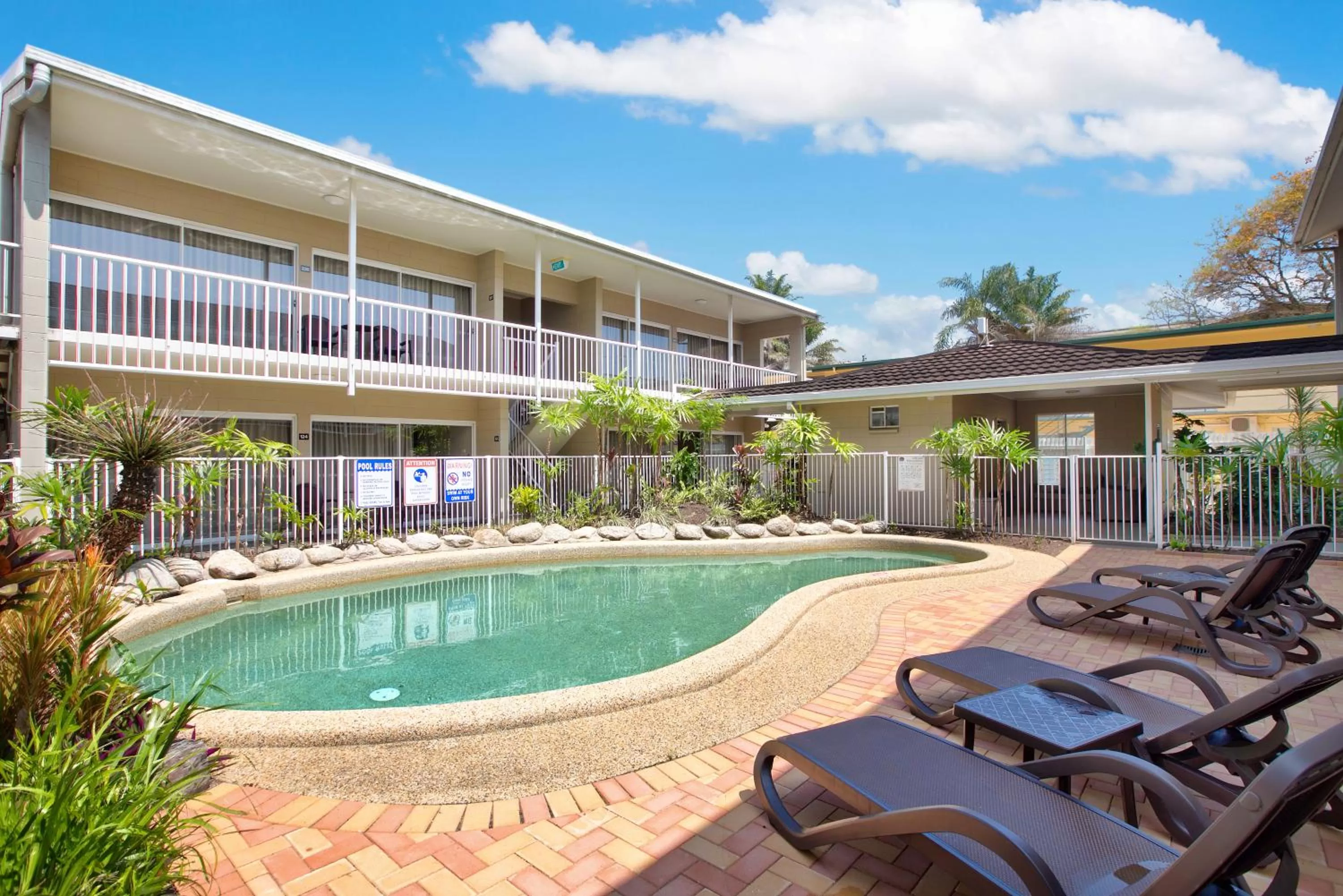 Swimming pool in Comfort Inn Cairns City