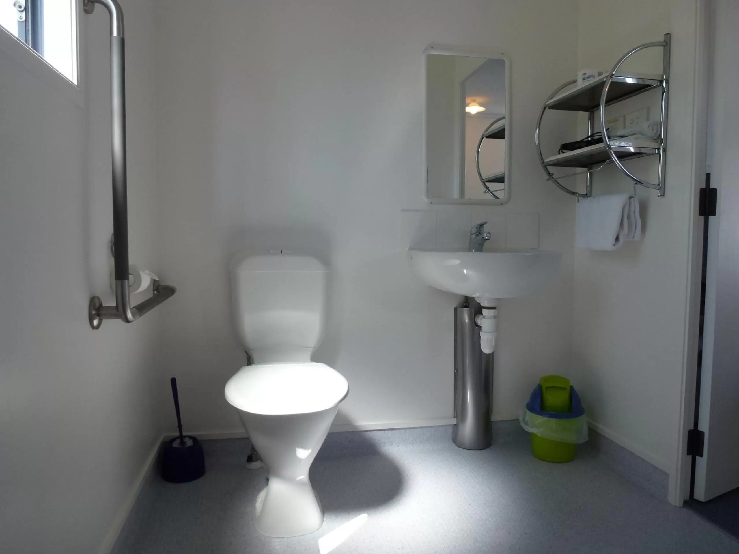 Bathroom in Mana-Nui Motel