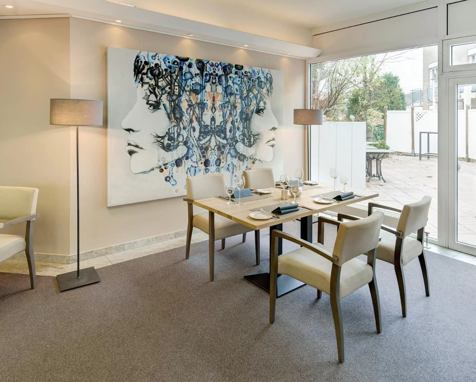 Restaurant/places to eat in Art Hotel Superior