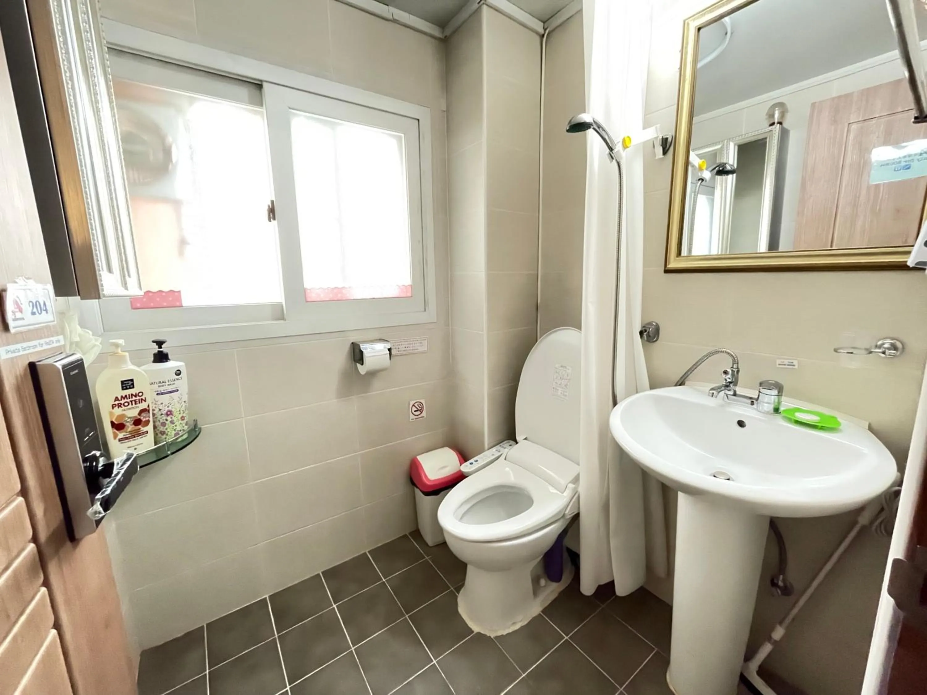 Shower in Hongdae Style Guesthouse