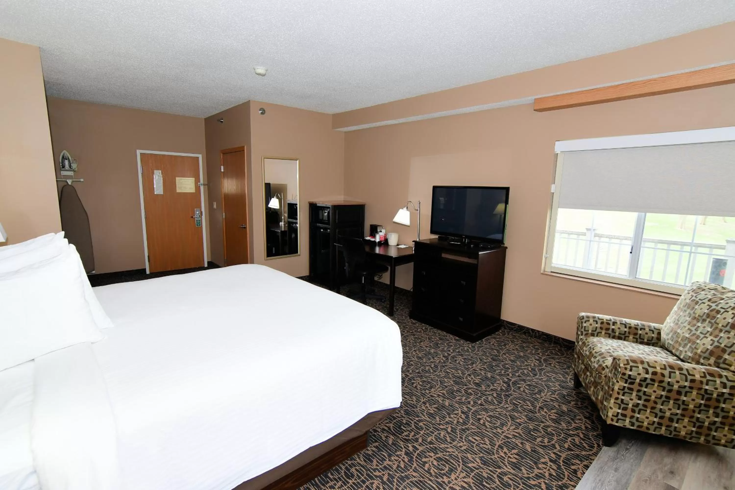 Bed in Cobblestone Inn & Suites - Denison | Majestic Hills