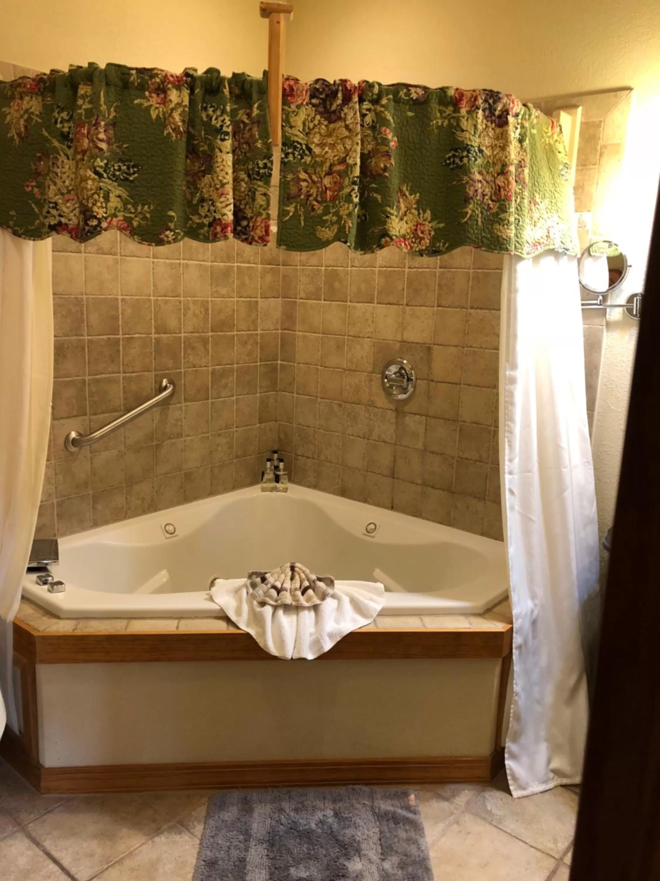 Hot Tub in All Seasons Inn