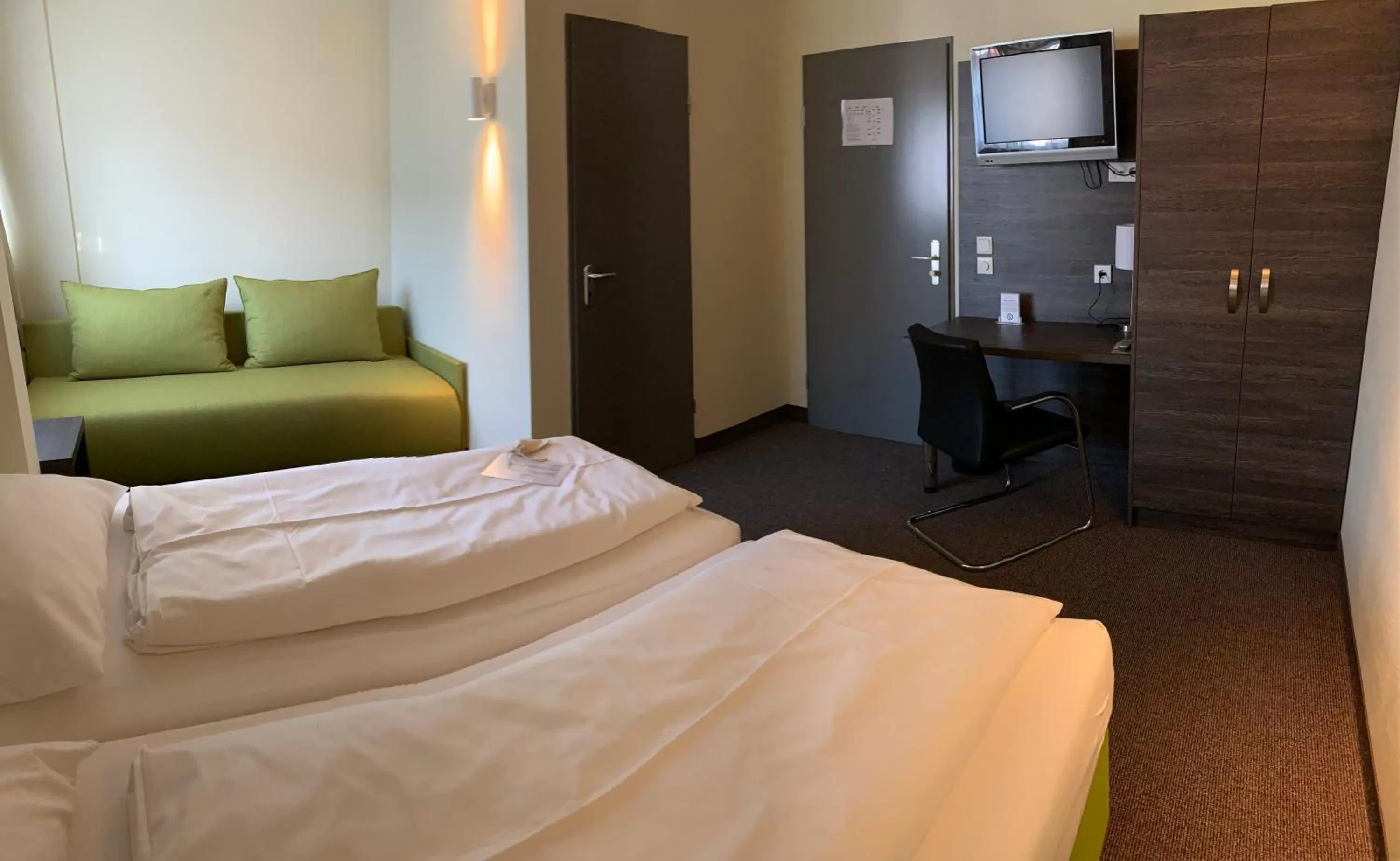 Photo of the whole room, Bed in Behringers City Hotel Nürnberg