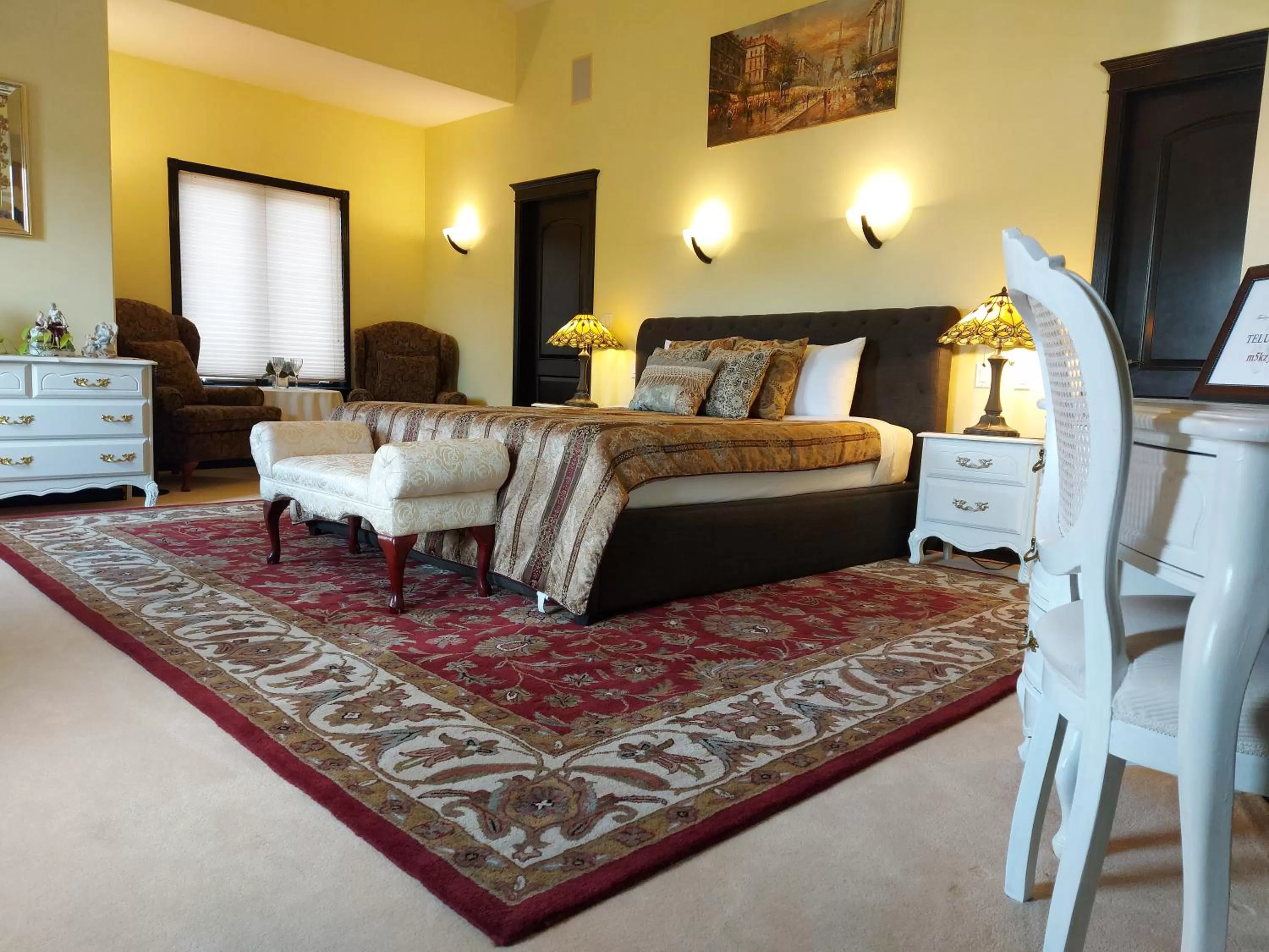 Deluxe King Suite in Summer Express Kelowna B&B - Villa Bellissimo Fran-Talia