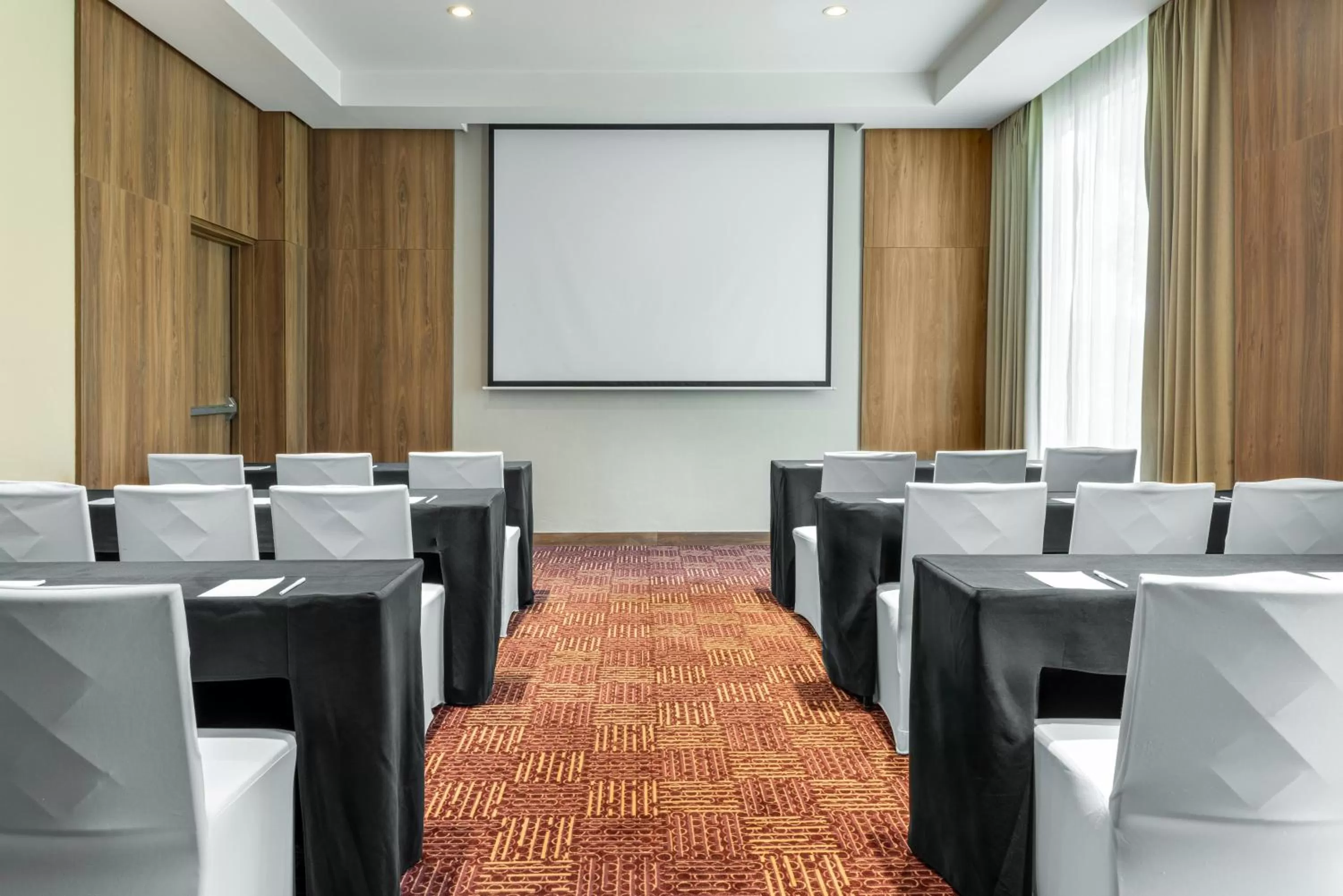 Meeting/conference room in Crowne Plaza Airport by IHG