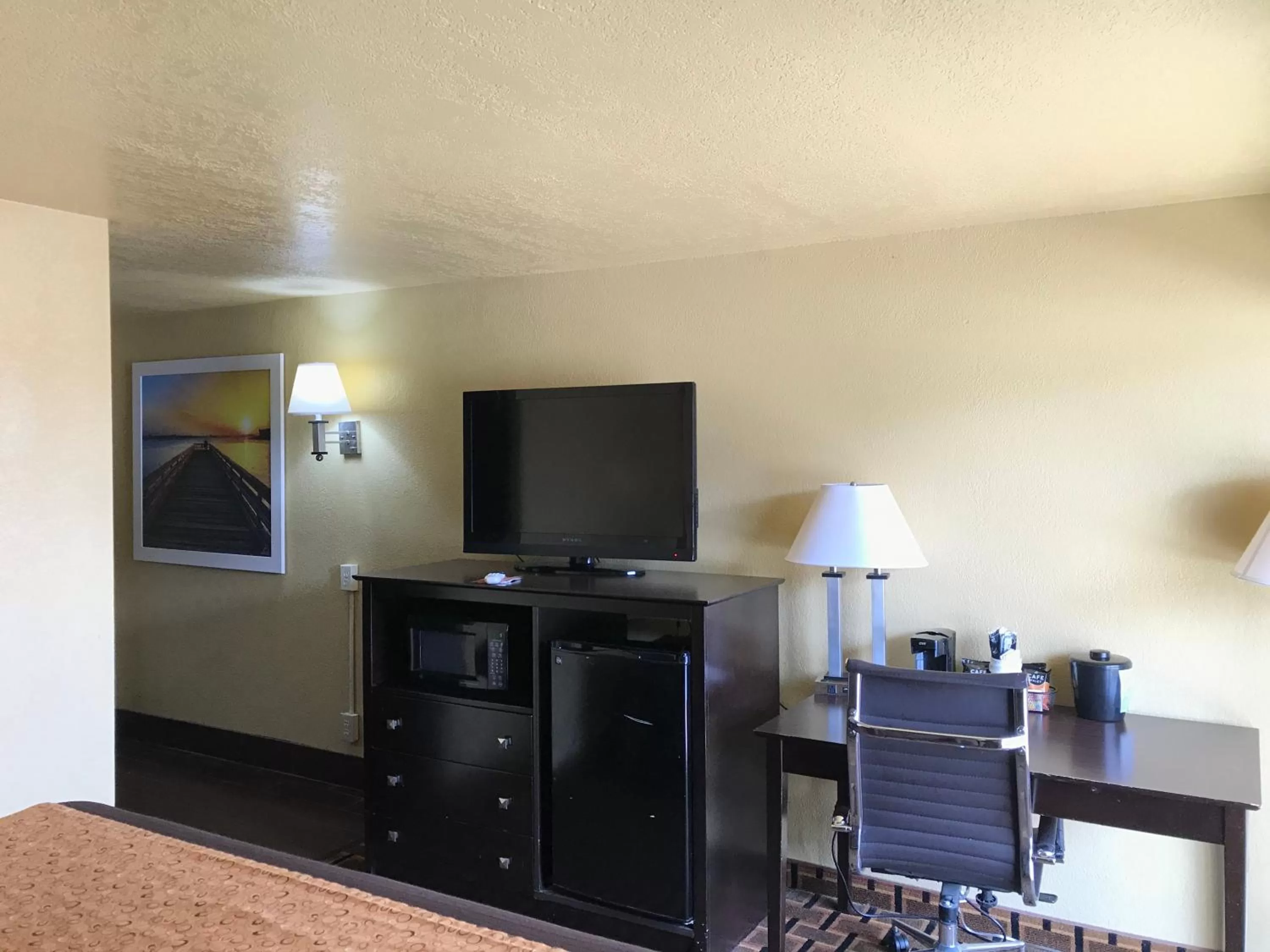 TV and multimedia in Days Inn by Wyndham Joplin