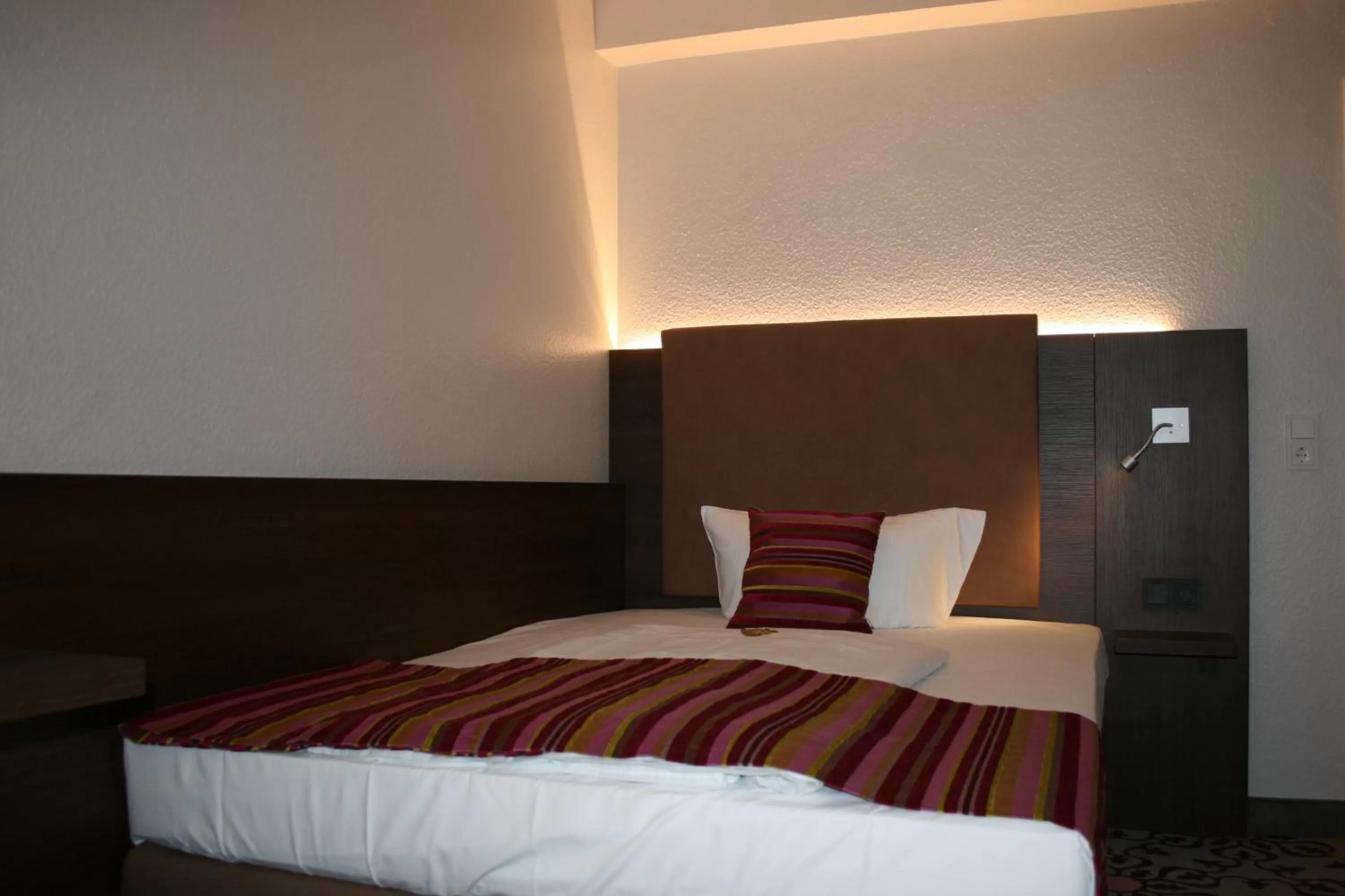 Photo of the whole room, Bed in HOTEL PARQÉO im A66