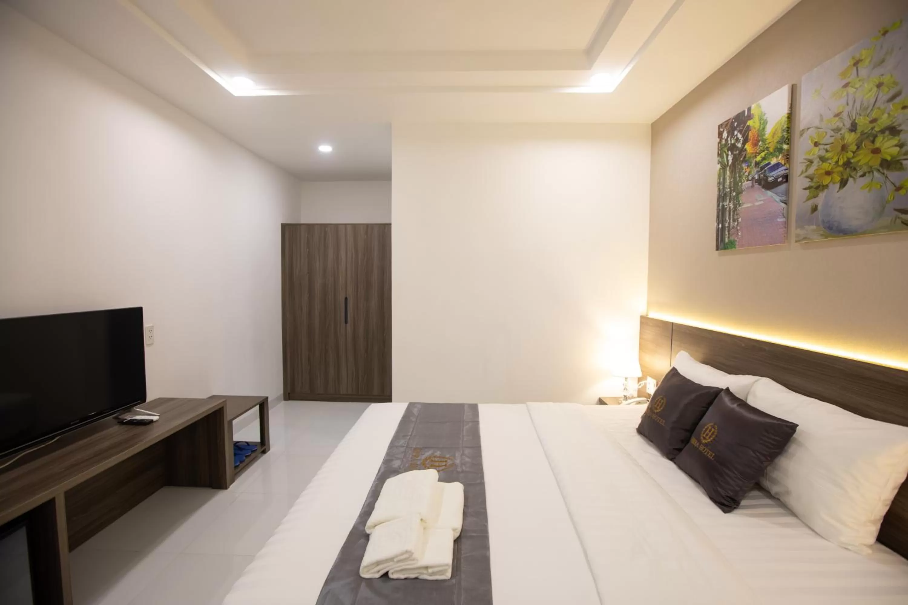 Communal lounge/ TV room, Bed in Hera Hotel Airport