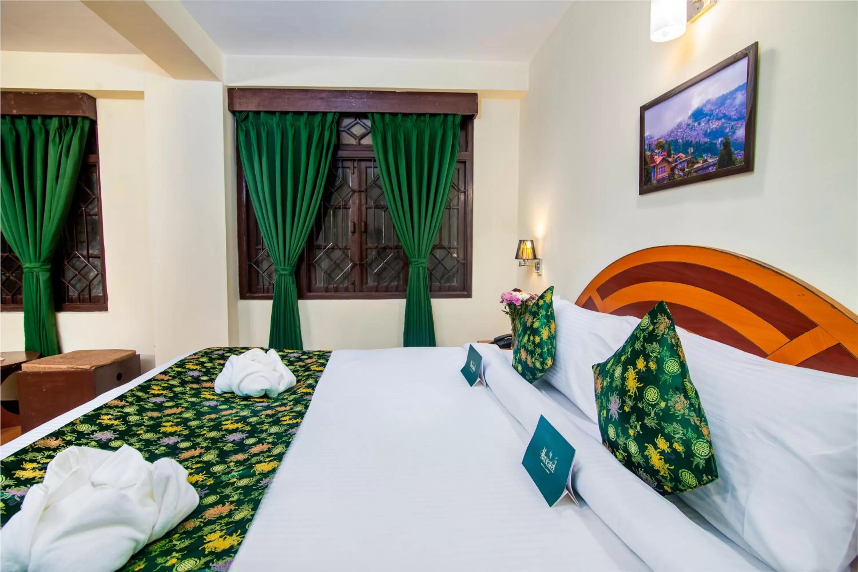 Bedroom, Bed in Muscatel BhumSang - 200 Mts from Mall Road