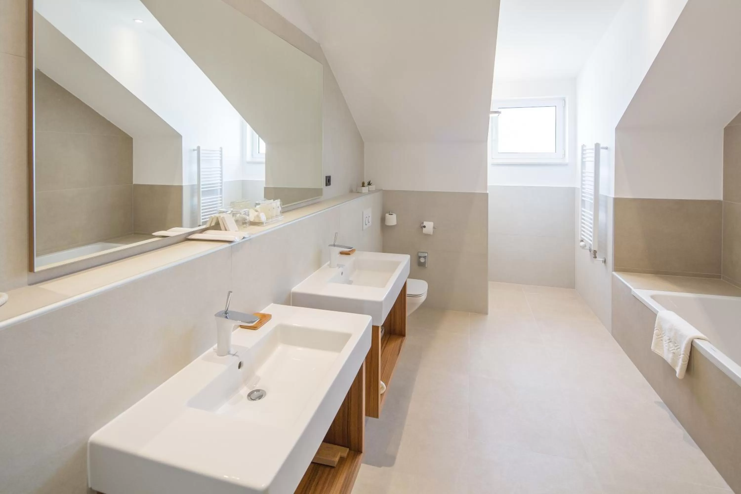 Bathroom in Cornaro Hotel