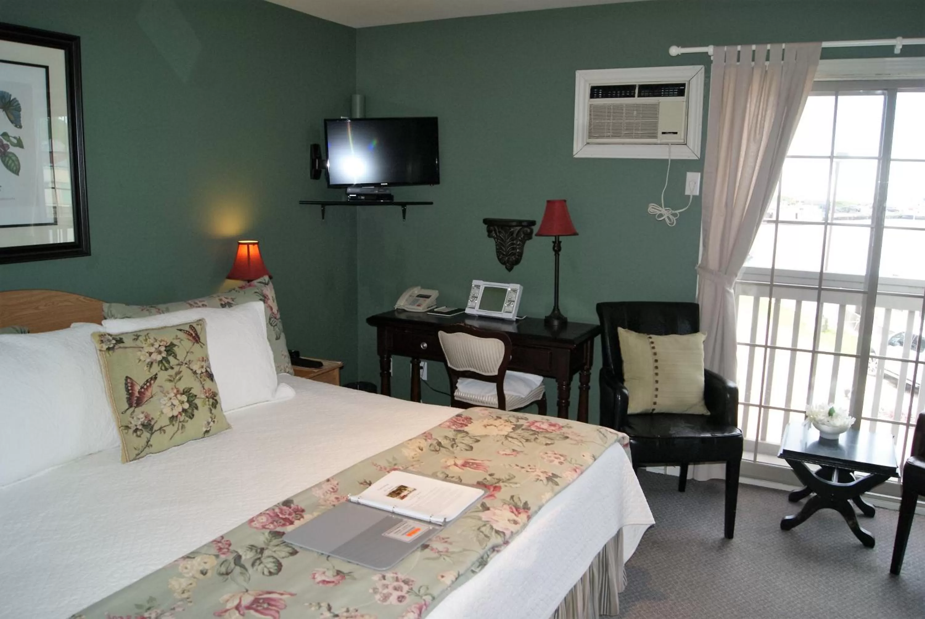 Shower, Bed in Inn on the Harbour and Telegraph House