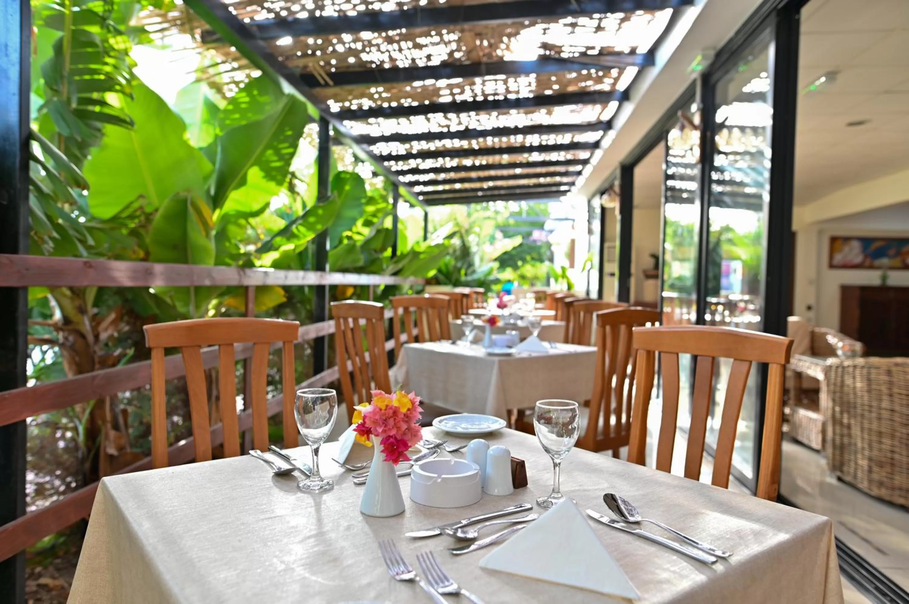 Restaurant/places to eat in Veronica Hotel