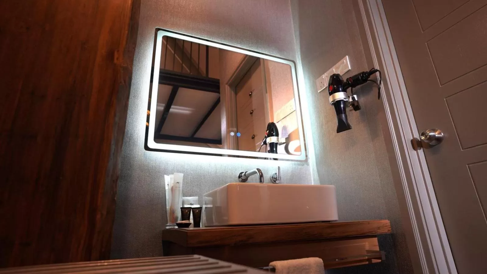 Bathroom, Bed in 1969 Business Suites @ Ipoh Garden