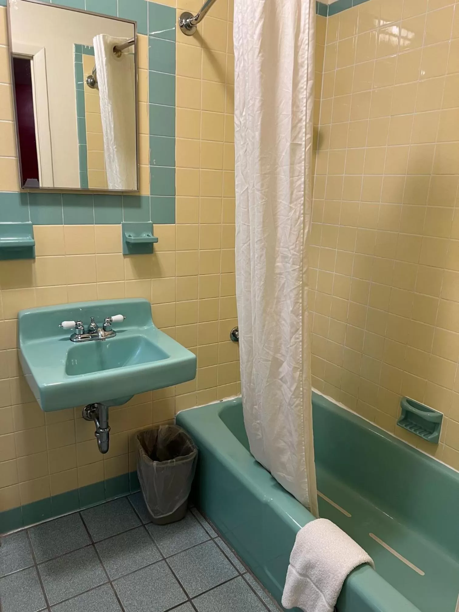 Shower in Thruway Holiday Motel