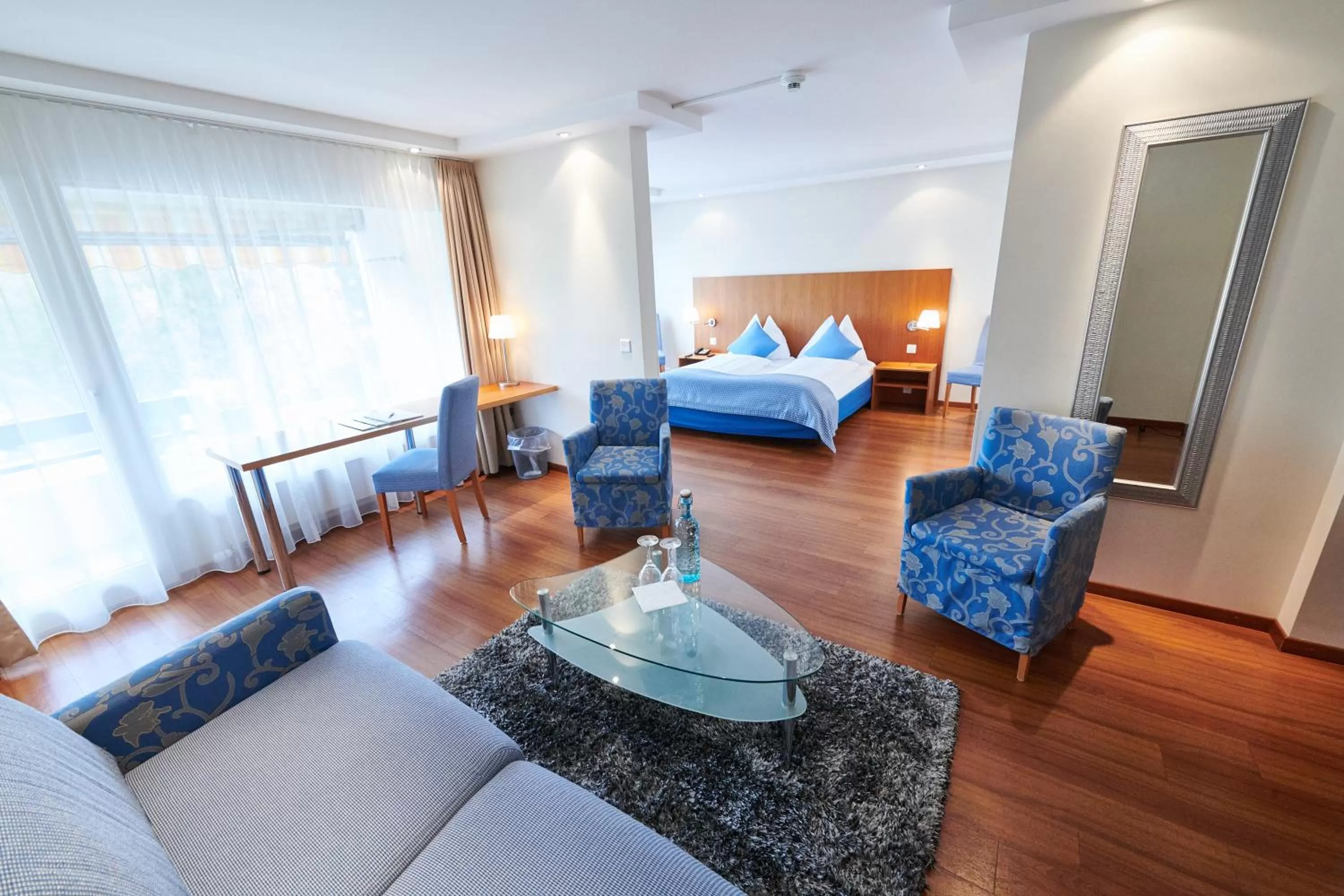 Living room, Bed in Hotel Holiday Thun