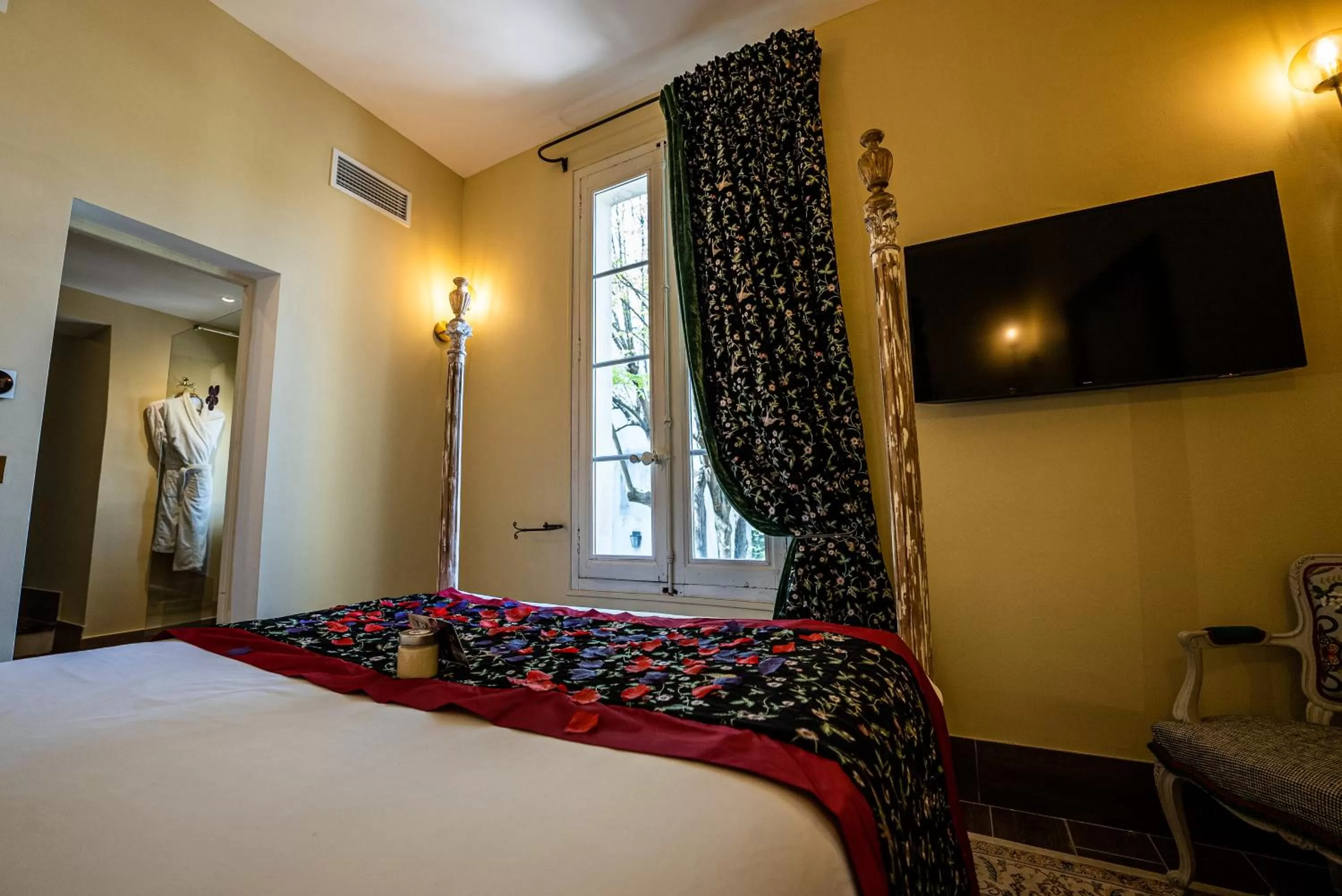 Bedroom, Bed in Le Clos Violette et Le 11 D'Aglaé - Hôtel de Charme Design de Luxe