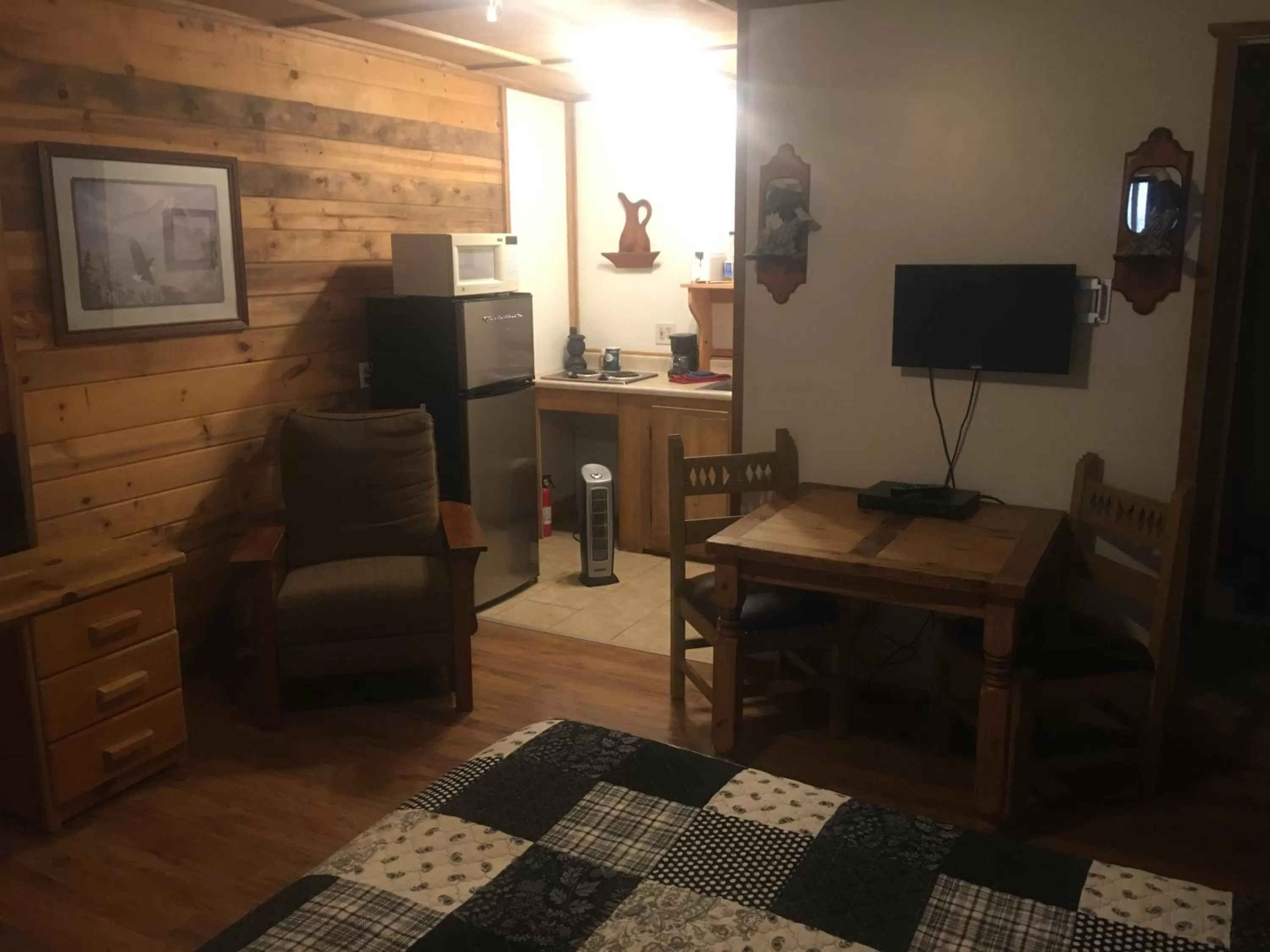 Dining area, TV/Entertainment Center in Rainbows End Fishing Resort