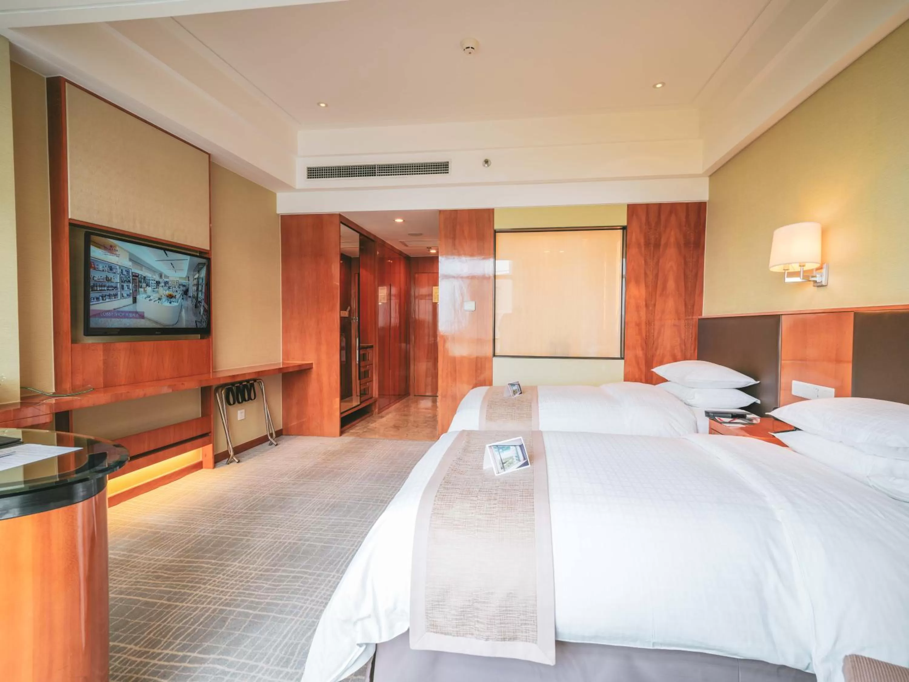 Bed in Ramada Plaza Shanghai Pudong Airport - 3 mins to PVG depature floor & check entrance with hotel shuttle