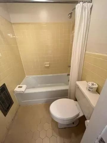 Bathroom in Meadowlark Motel with Restaurant & Bar