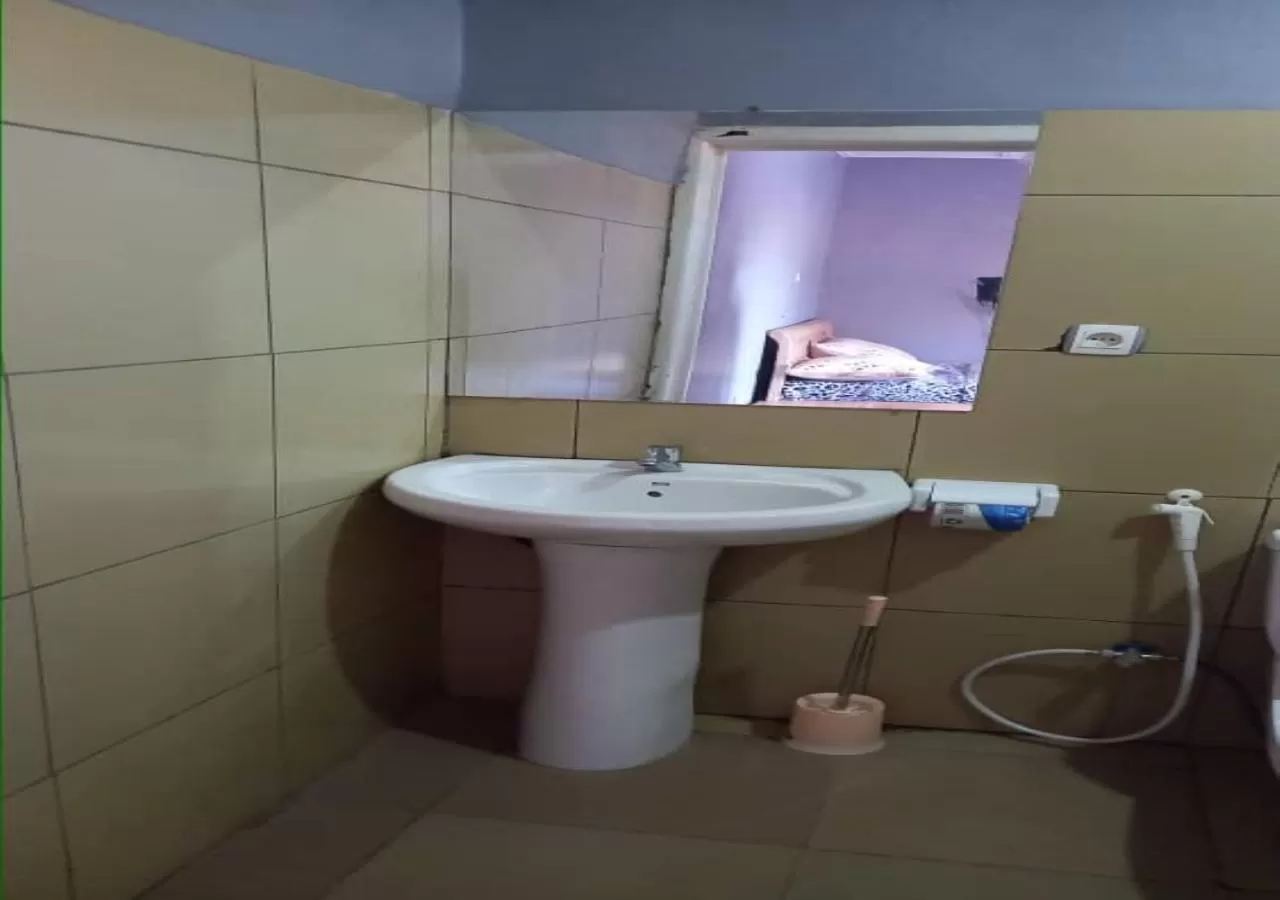 Bathroom in Tommy's Budget Rooms