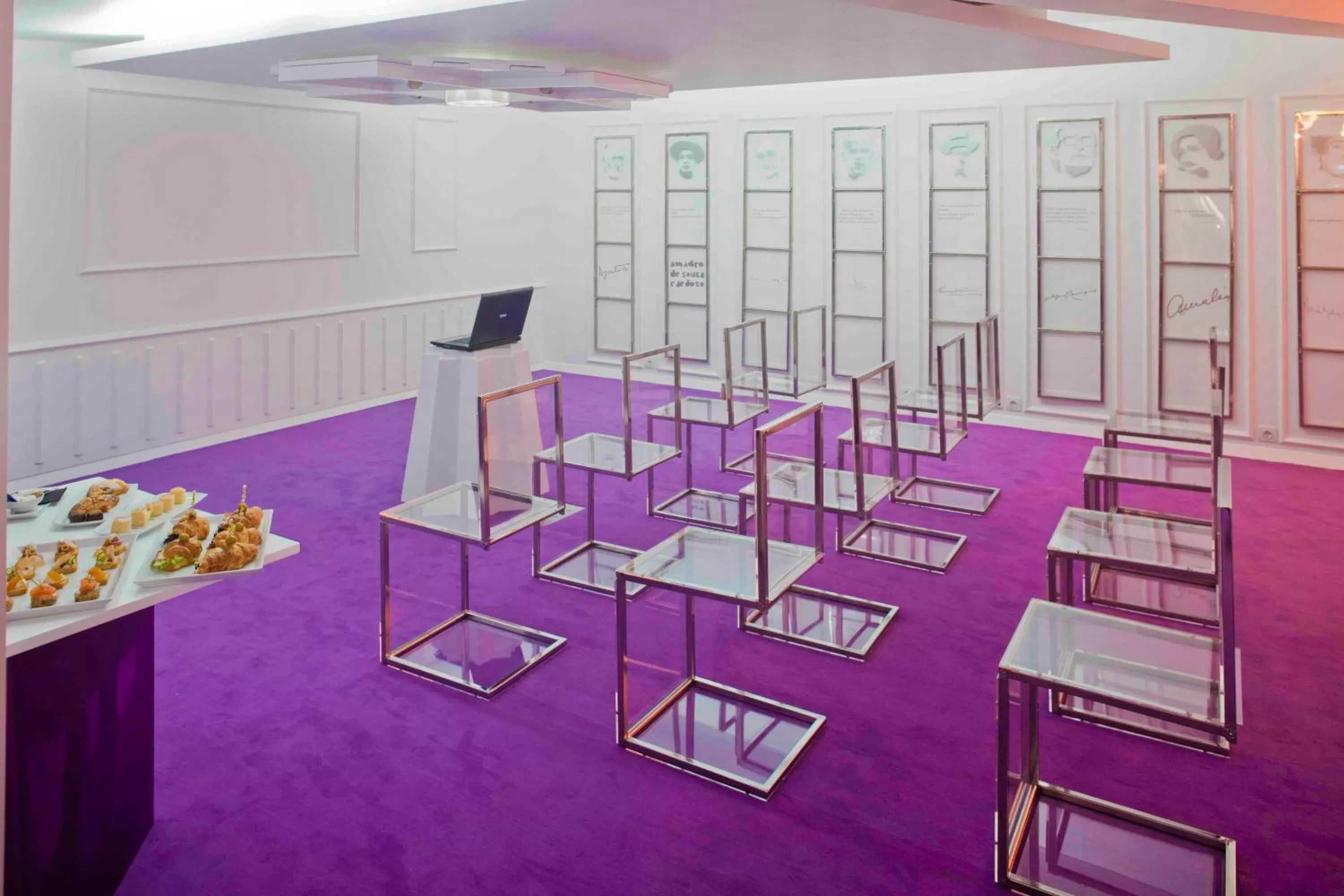 Communal lounge/ TV room in Internacional Design Hotel