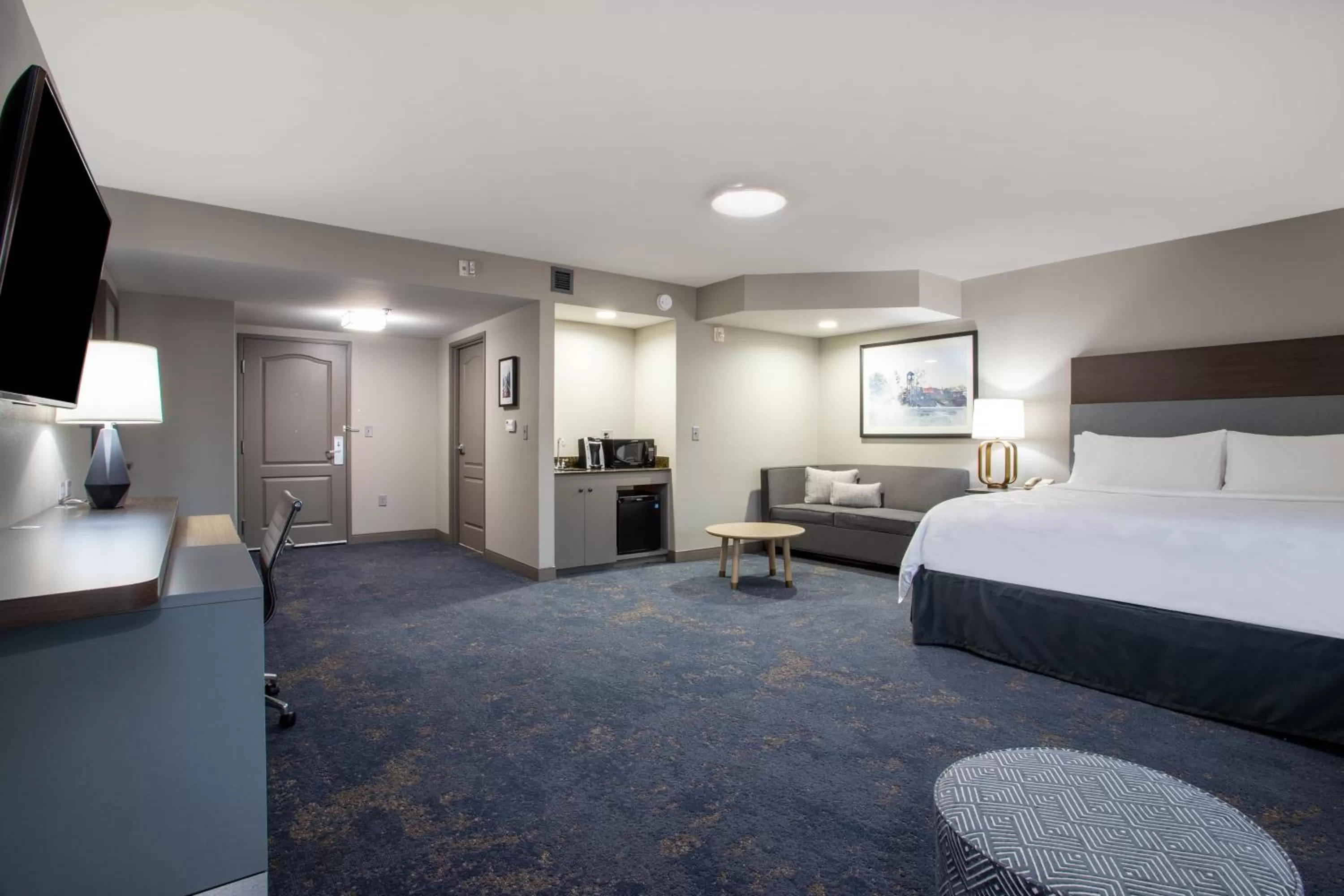 Photo of the whole room, Bed in Holiday Inn Valdosta Conference Center by IHG